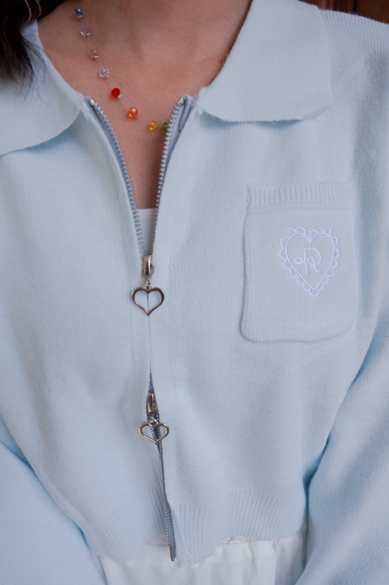 <預訂> 超可愛～馬卡龍愛心刺繡拉鍊口袋針織上衣｜天藍