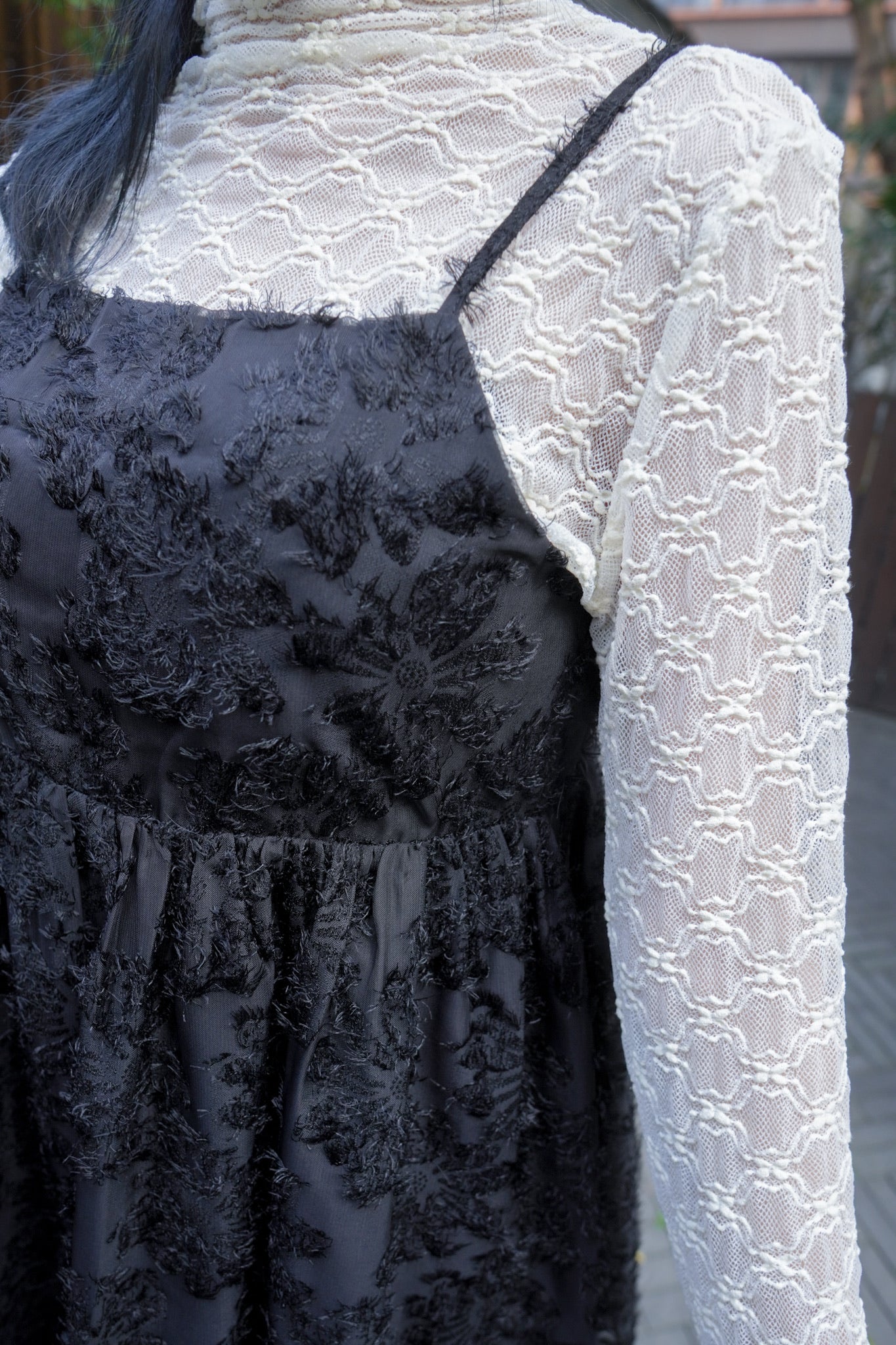 <現貨> 羽毛提花鏤空綁帶短連衣裙OPs｜兩色入