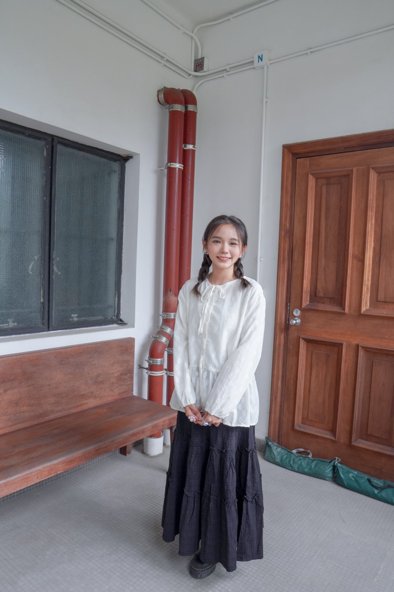 <預訂> 獨家款 泰國人手製作!  刺繡立體小花卉綁帶開胸泡泡袖上衣｜兩色入