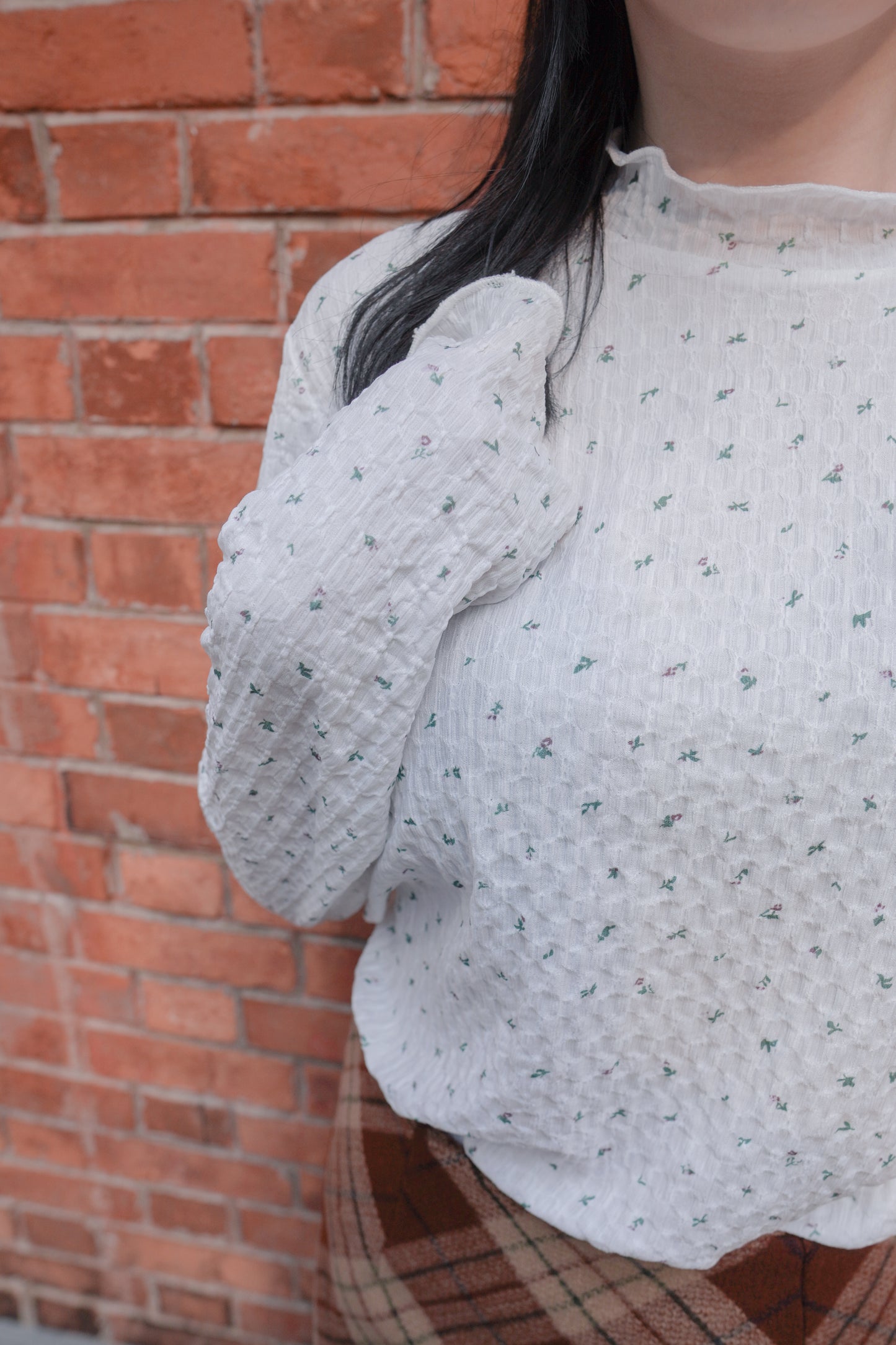 <現貨> 肌理感ruffle邊碎花打底長袖上衣