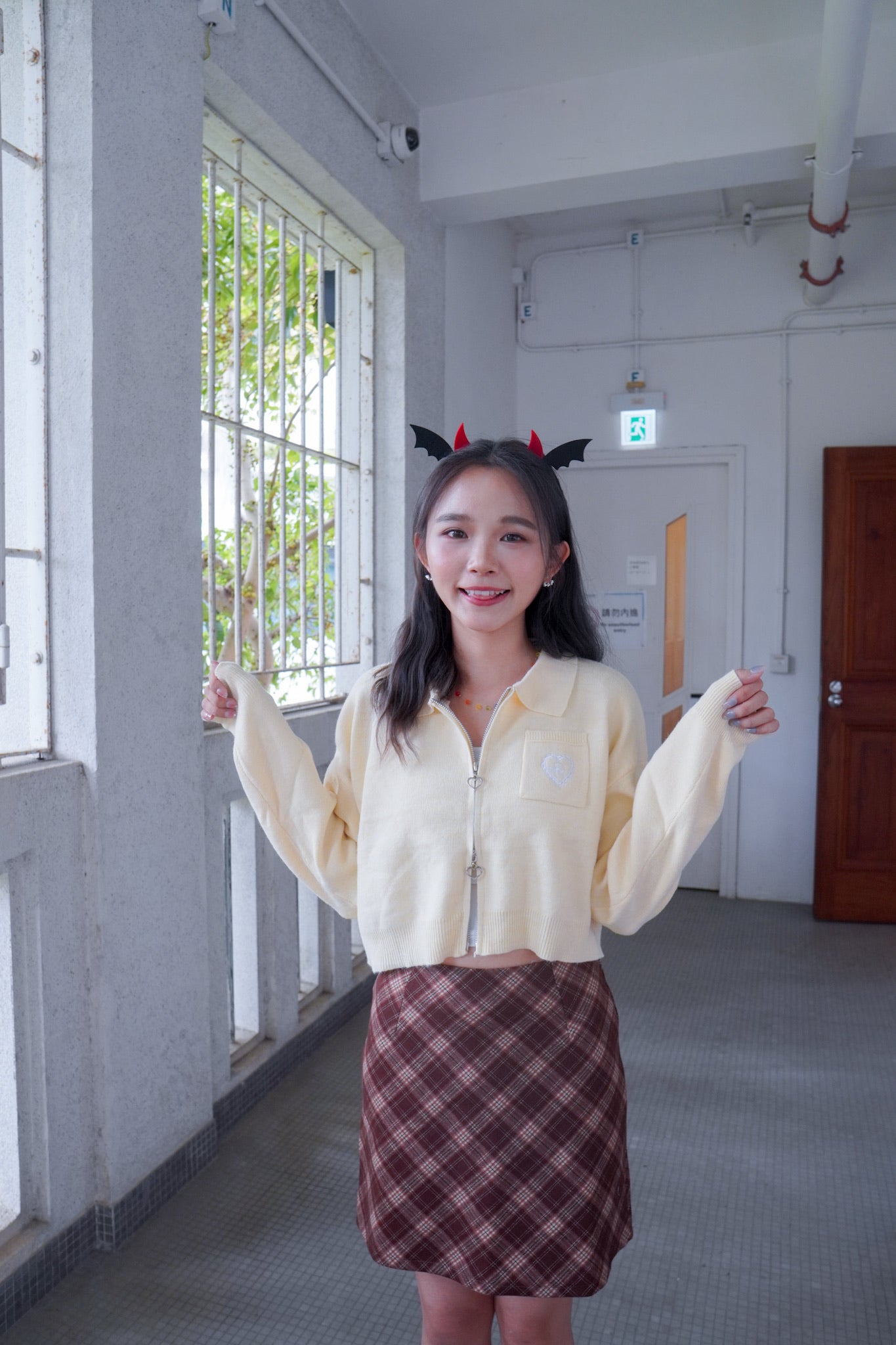 <預訂> 超可愛～馬卡龍愛心刺繡拉鍊口袋針織上衣｜米黃