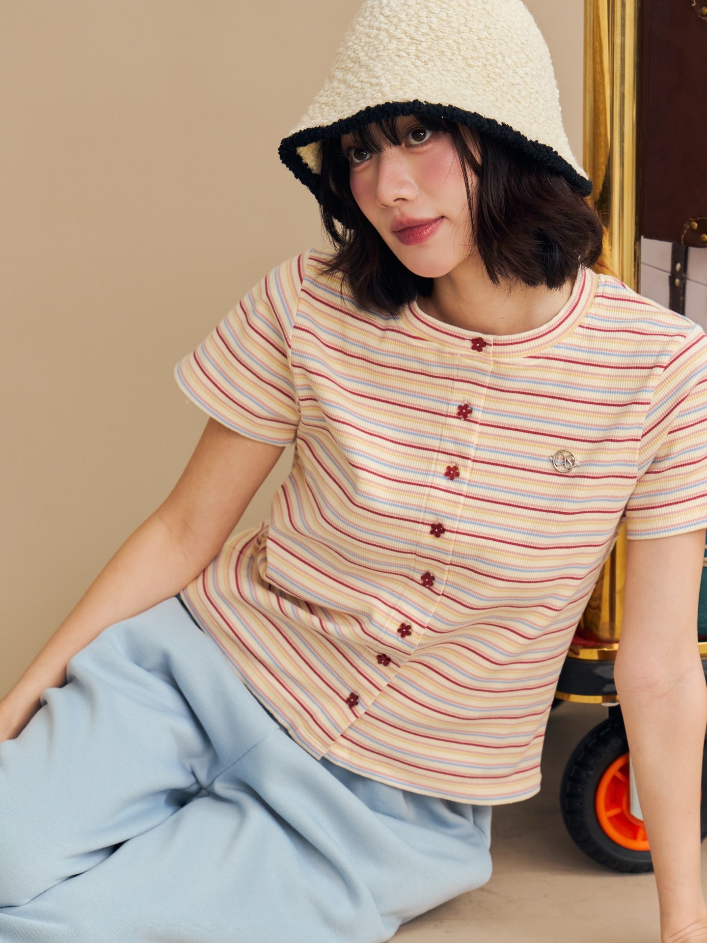 <預訂> 泰國小眾品牌🇹🇭 間條圓領LOGO花花鈕扣Tee | 三色入