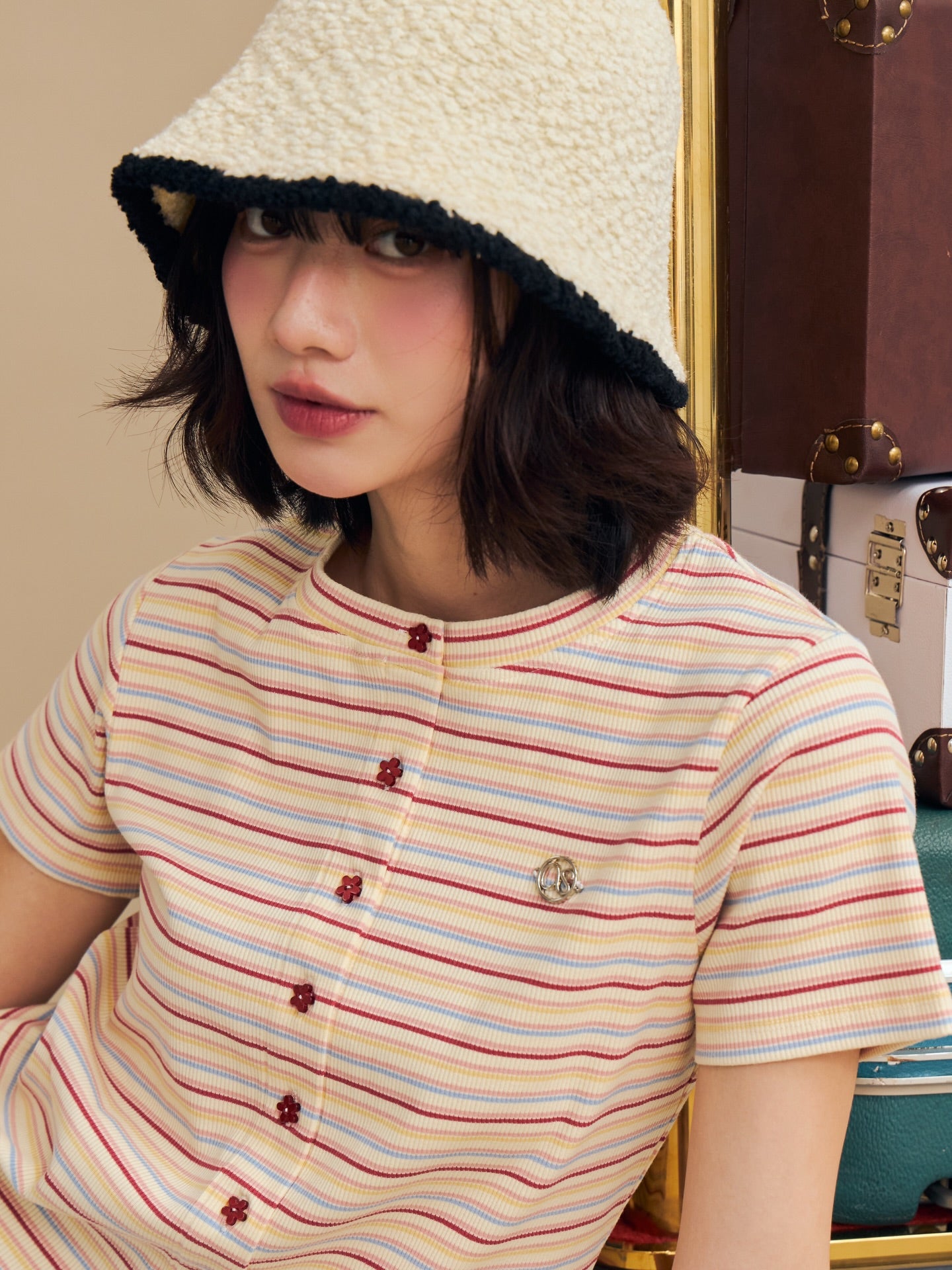 <預訂> 泰國小眾品牌🇹🇭 間條圓領LOGO花花鈕扣Tee | 三色入