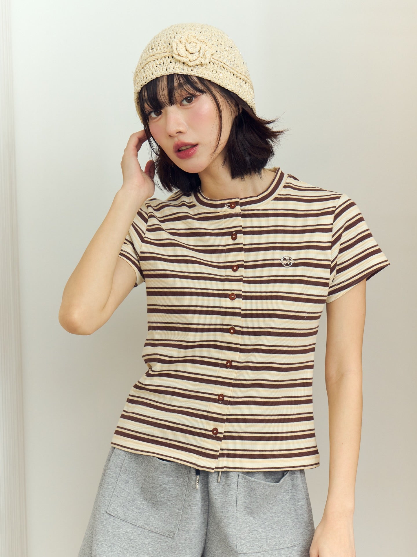 <預訂> 泰國小眾品牌🇹🇭 間條圓領LOGO花花鈕扣Tee | 三色入