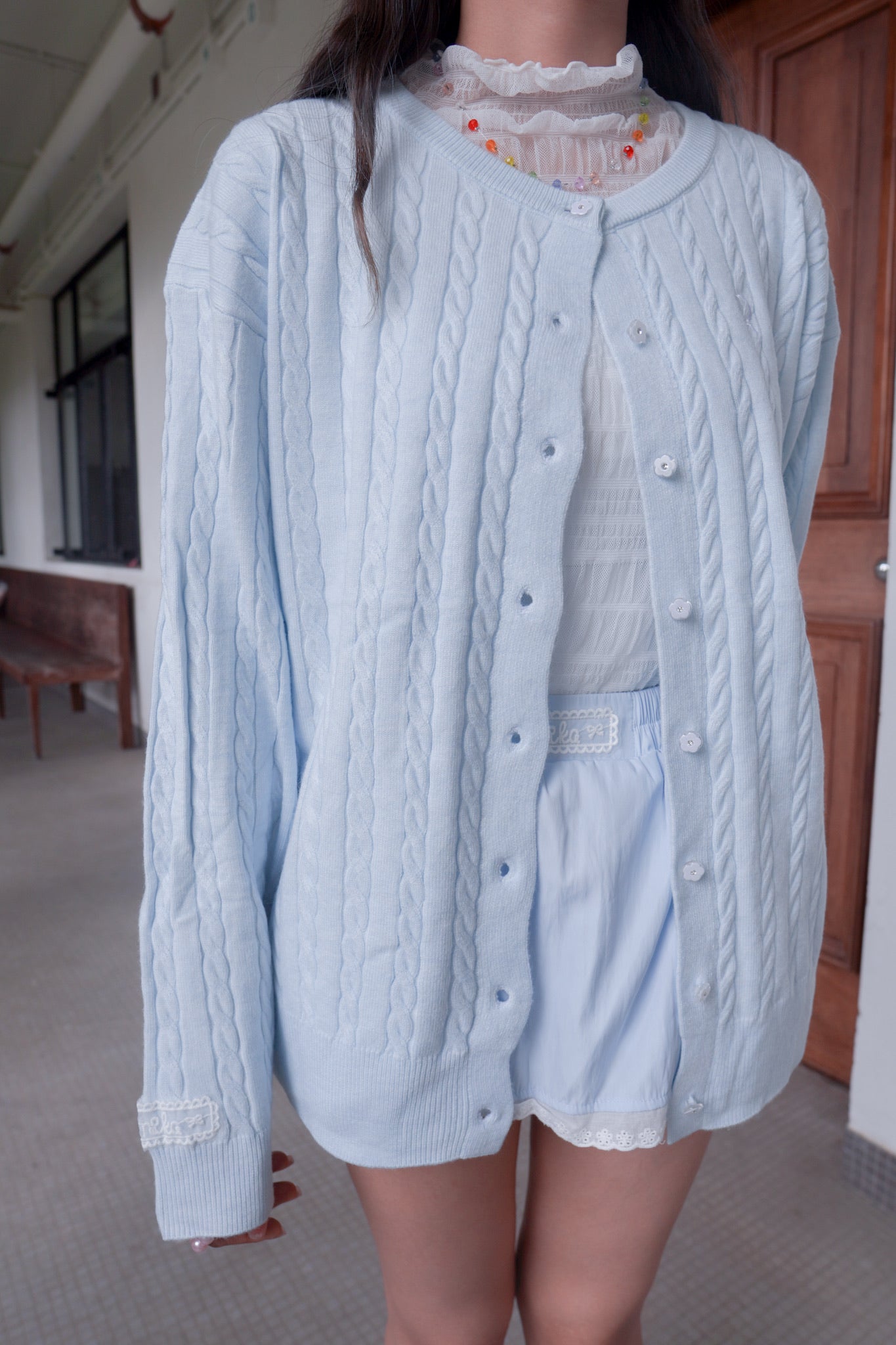 <現貨> 超可愛糖果色～棉花中長款花朵扣麻花開胸外套｜天藍