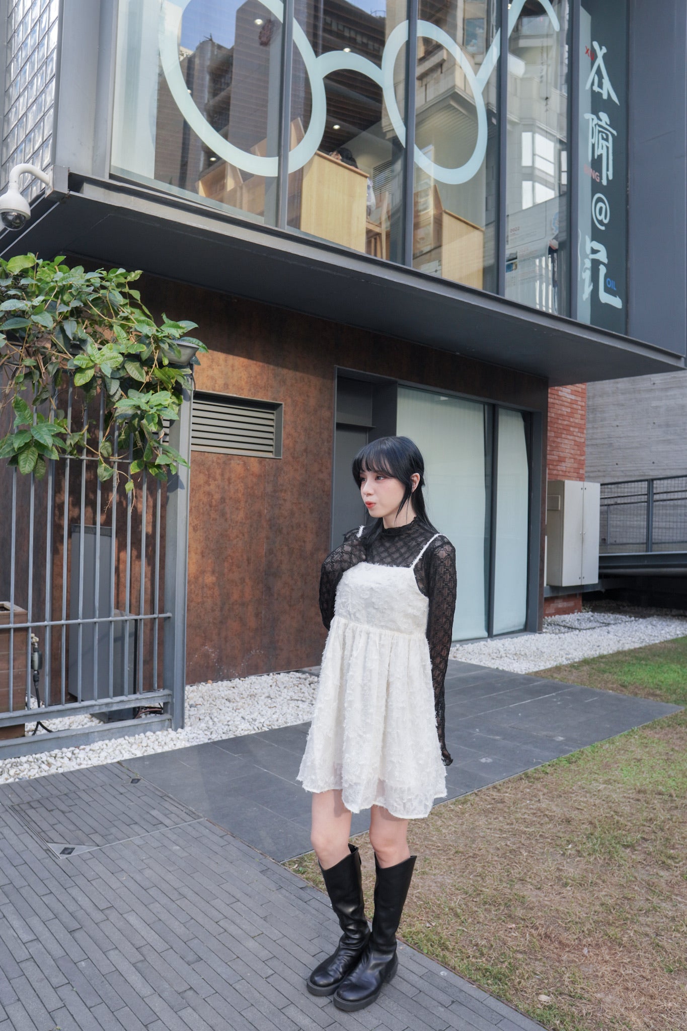 <現貨> 羽毛提花鏤空綁帶短連衣裙OPs｜兩色入