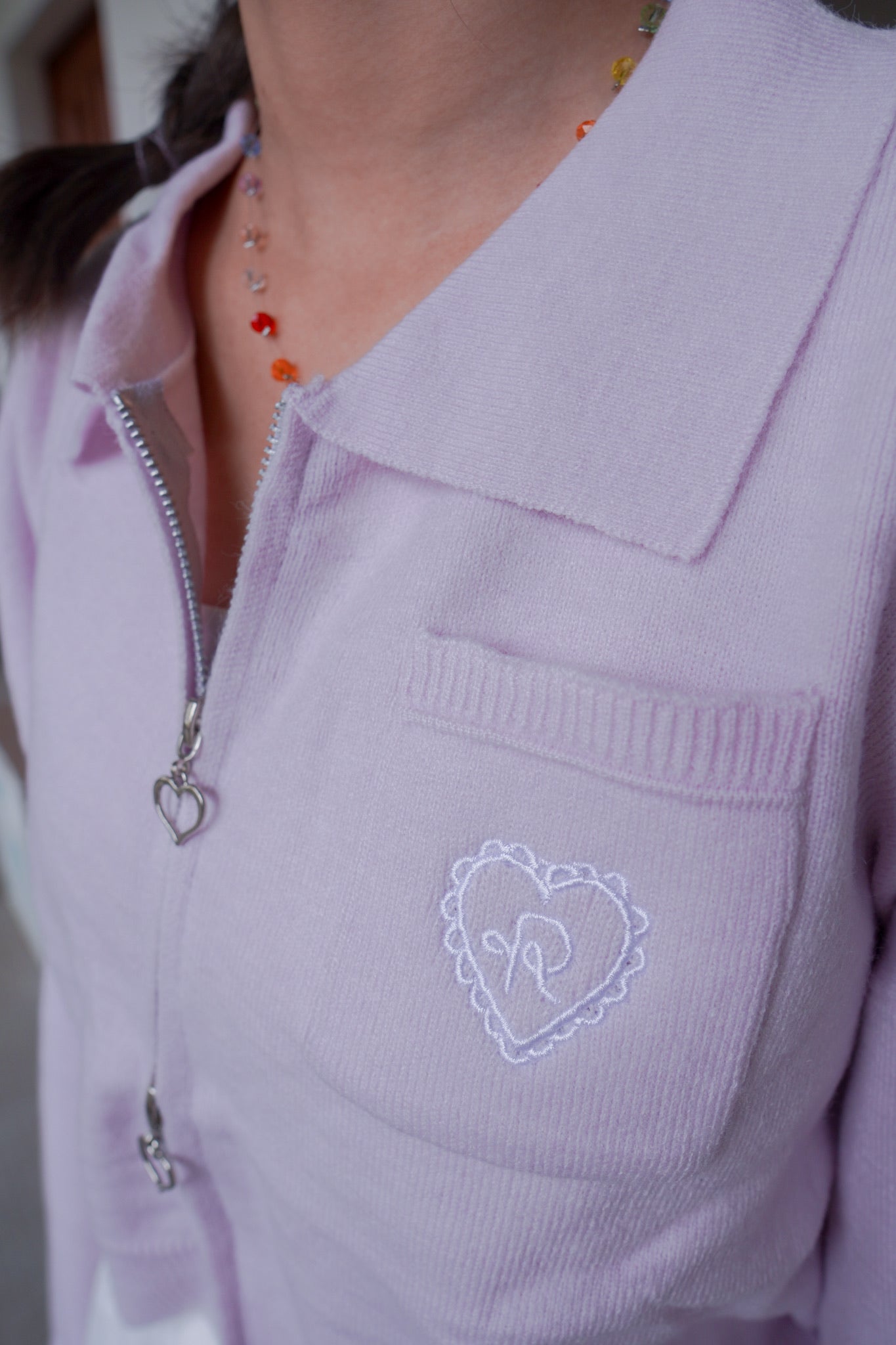 <預訂> 超可愛～馬卡龍愛心刺繡拉鍊口袋針織上衣｜薰衣草紫