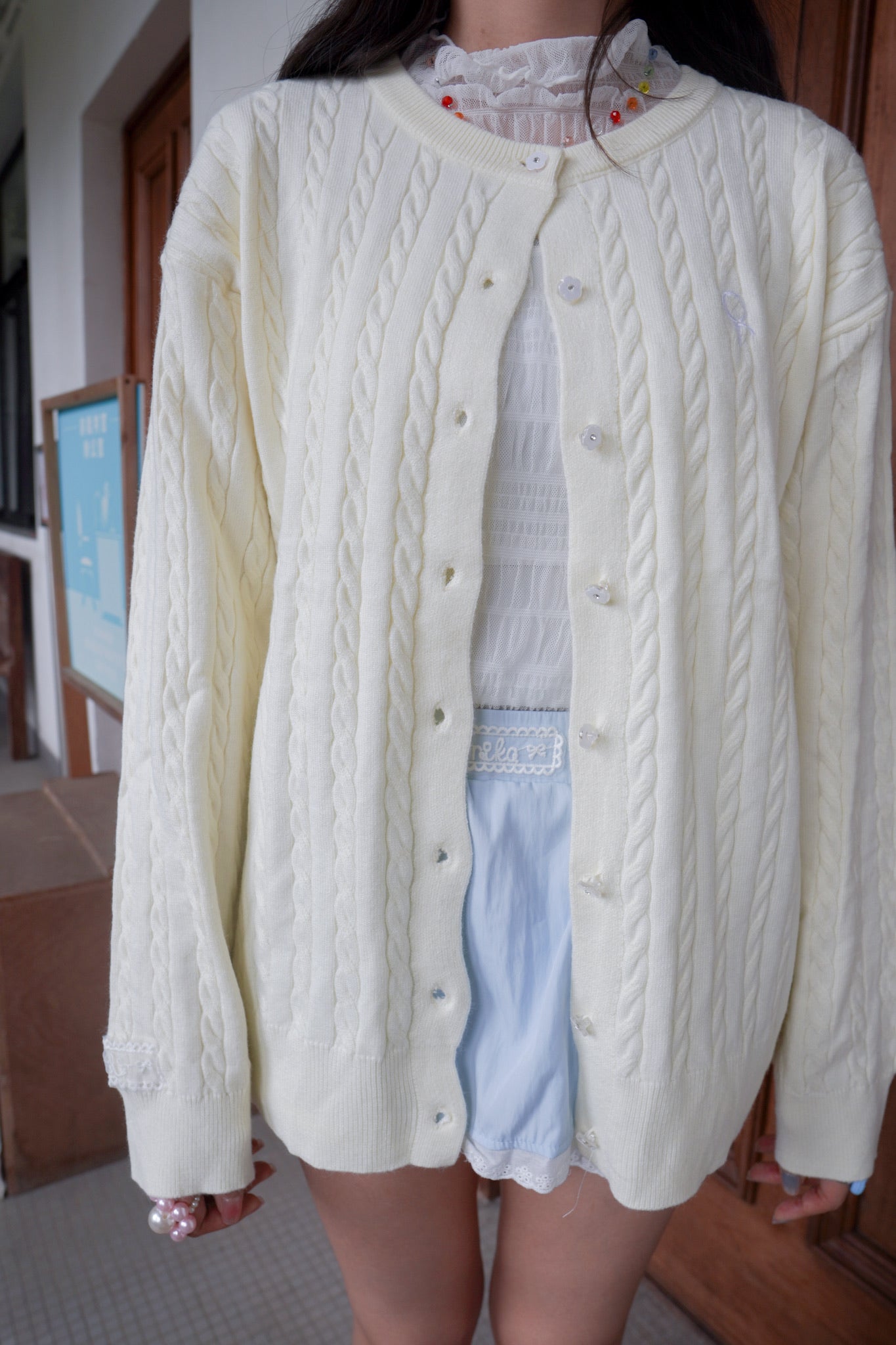 <現貨> 超可愛糖果色～棉花中長款花朵扣麻花開胸外套｜淺黃