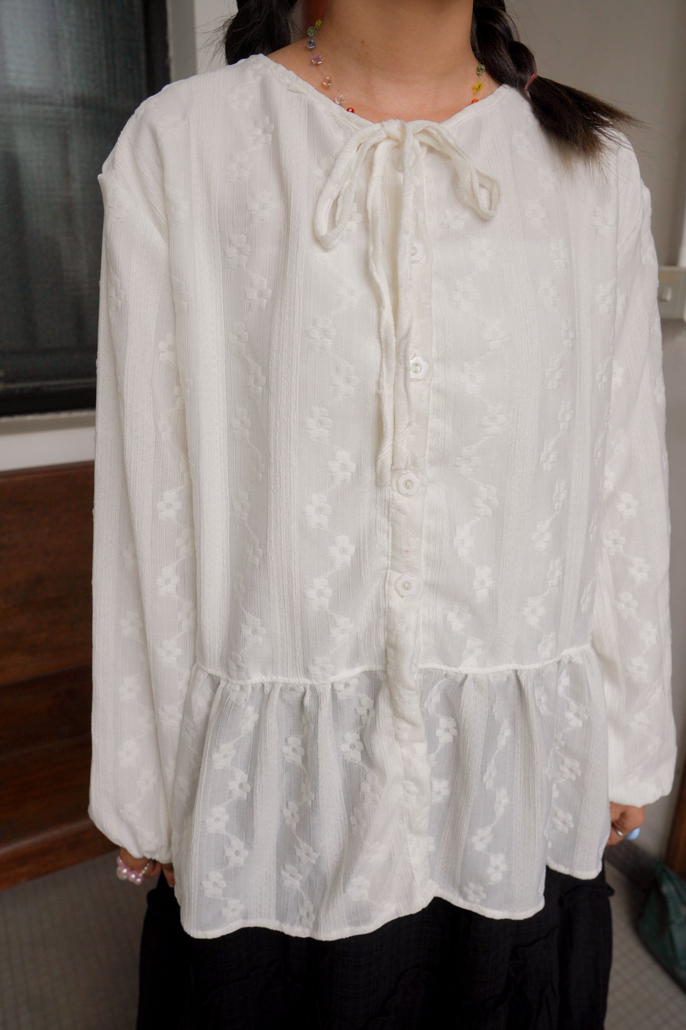 <預訂> 獨家款 泰國人手製作!  刺繡立體小花卉綁帶開胸泡泡袖上衣｜兩色入