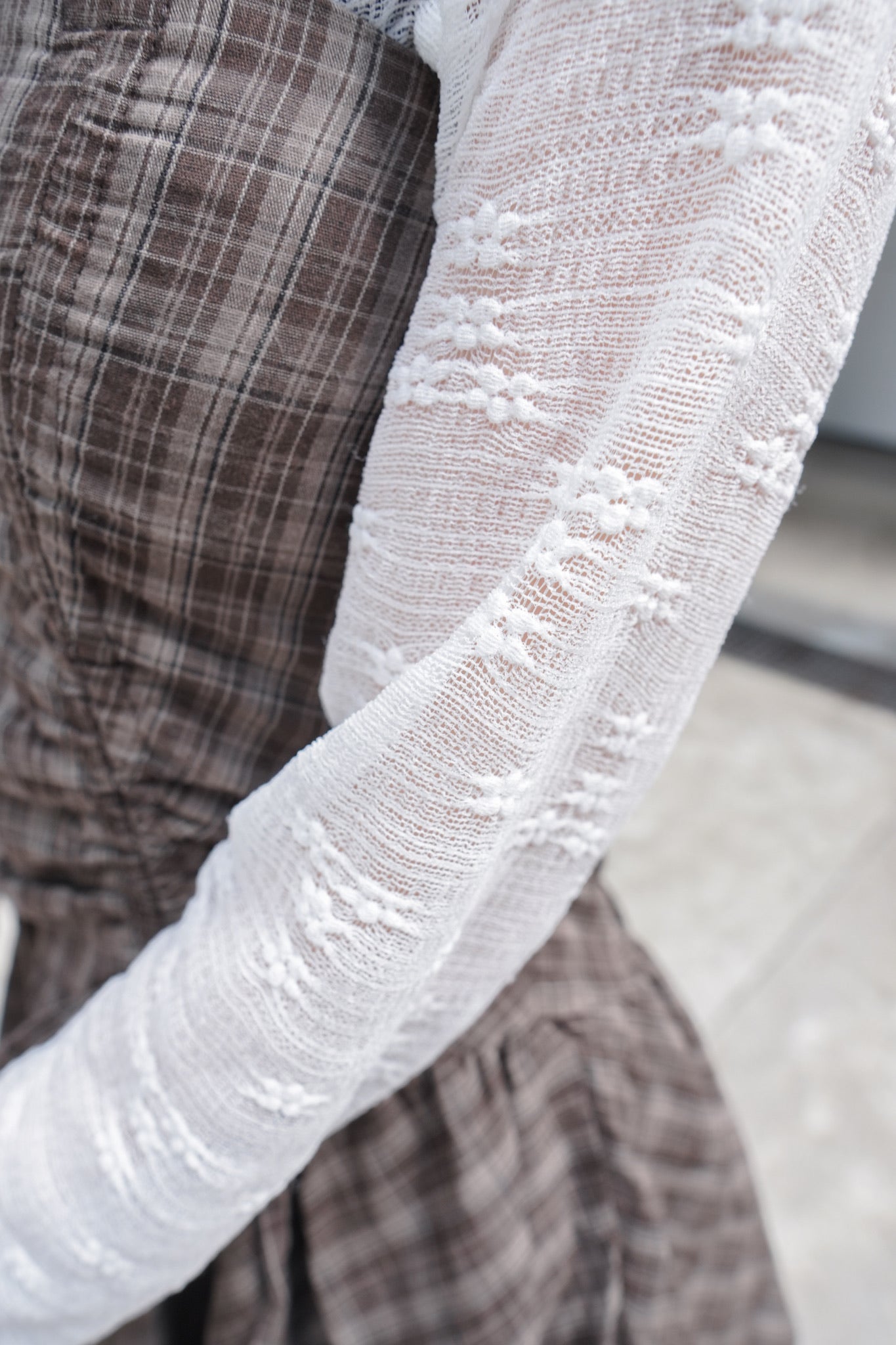 <預訂> 自家製 褶皺透明Ruffle邊立體花花高領內搭打底上衣｜兩色入