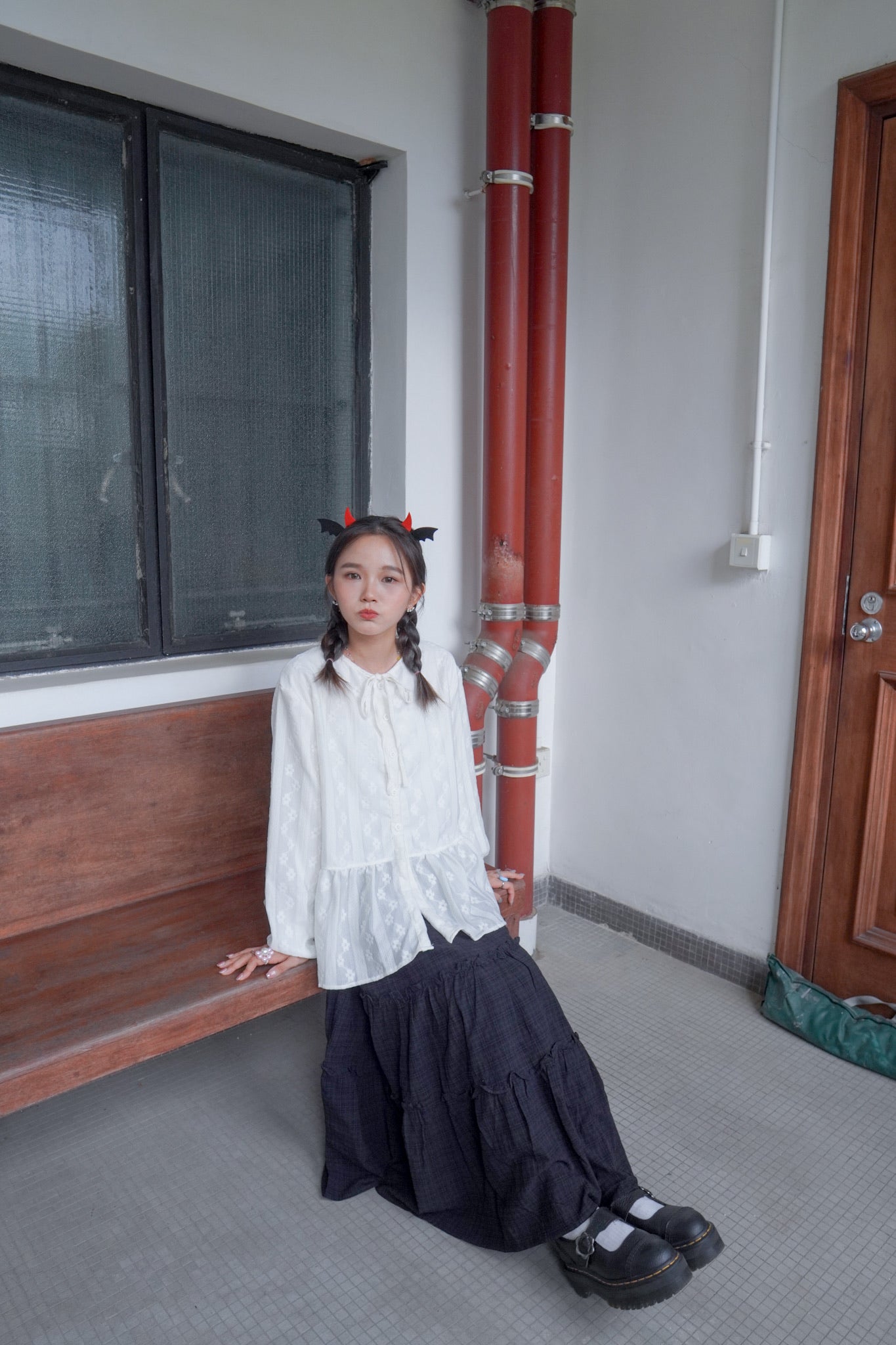 <預訂> 獨家款 泰國人手製作!  刺繡立體小花卉綁帶開胸泡泡袖上衣｜兩色入