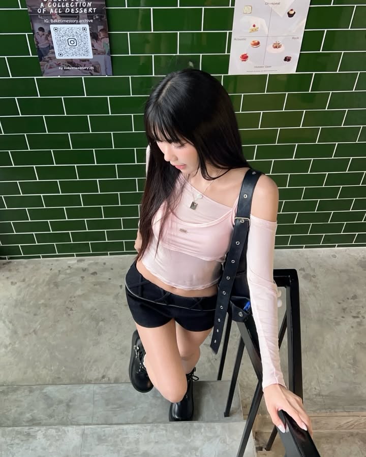 <預訂> 泰國小眾品牌🇹🇭 超人氣！雙層露肩長袖薄上衣+吊帶短背心兩件套套裝| 四色入