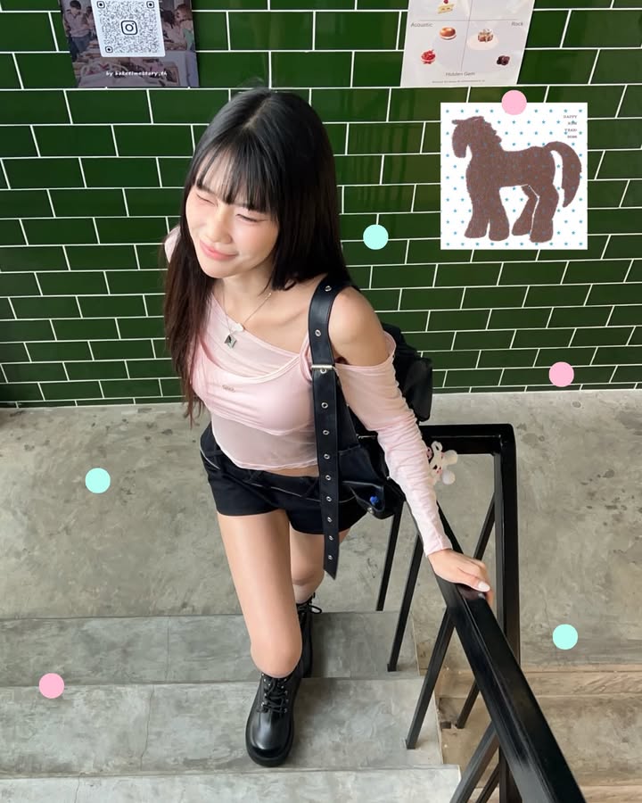 <預訂> 泰國小眾品牌🇹🇭 超人氣！雙層露肩長袖薄上衣+吊帶短背心兩件套套裝| 四色入