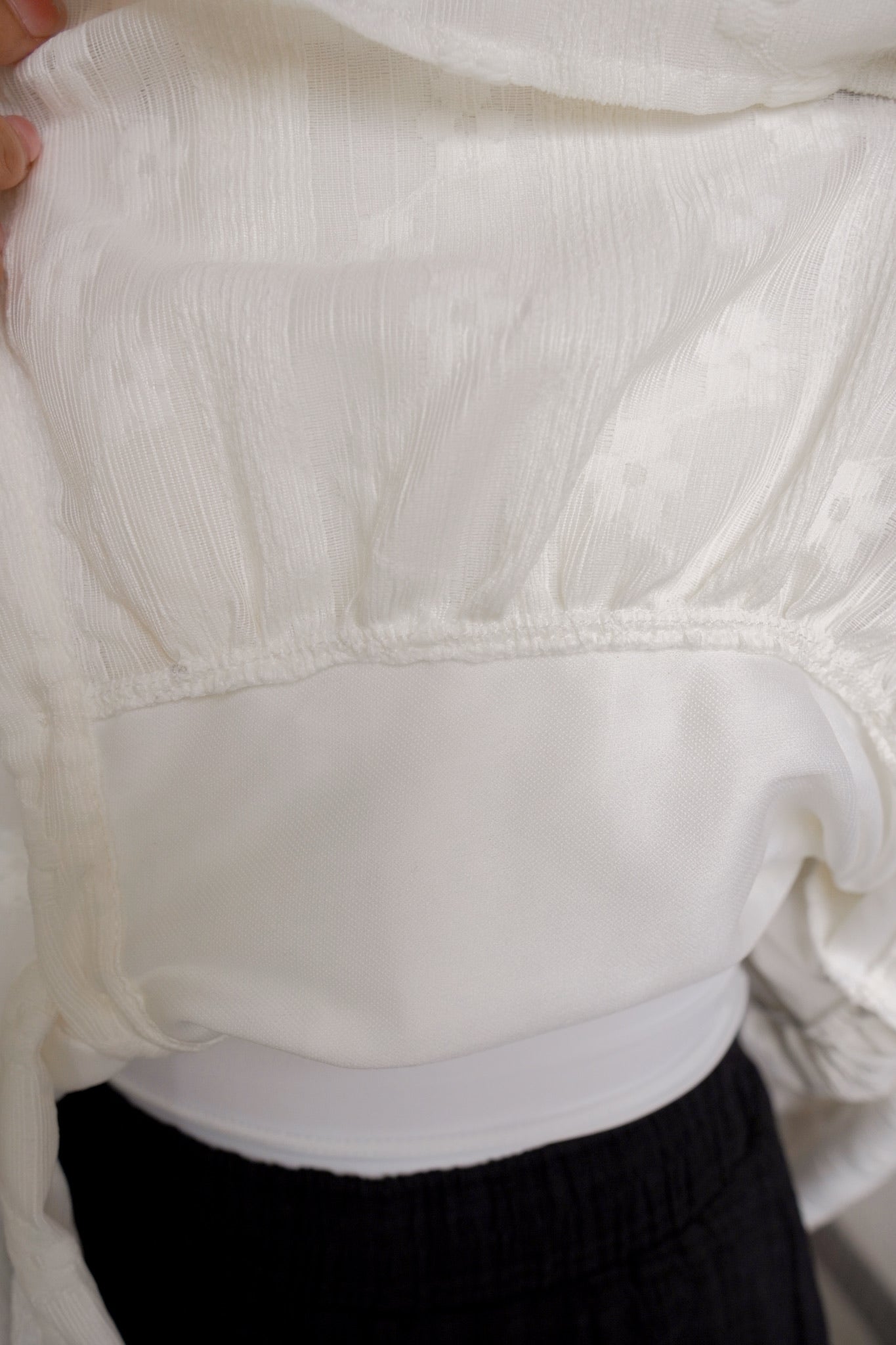 <預訂> 獨家款 泰國人手製作!  刺繡立體小花卉綁帶開胸泡泡袖上衣｜兩色入