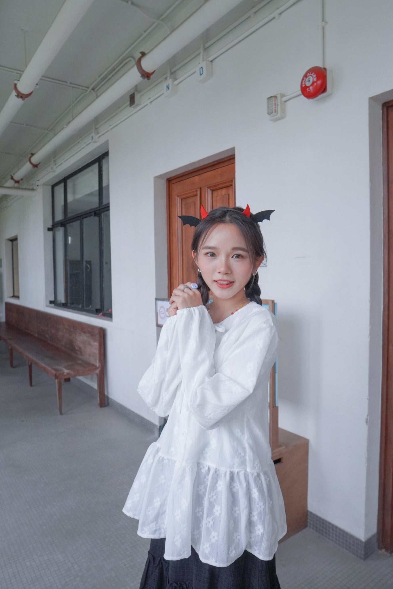 <預訂> 獨家款 泰國人手製作!  刺繡立體小花卉綁帶開胸泡泡袖上衣｜兩色入