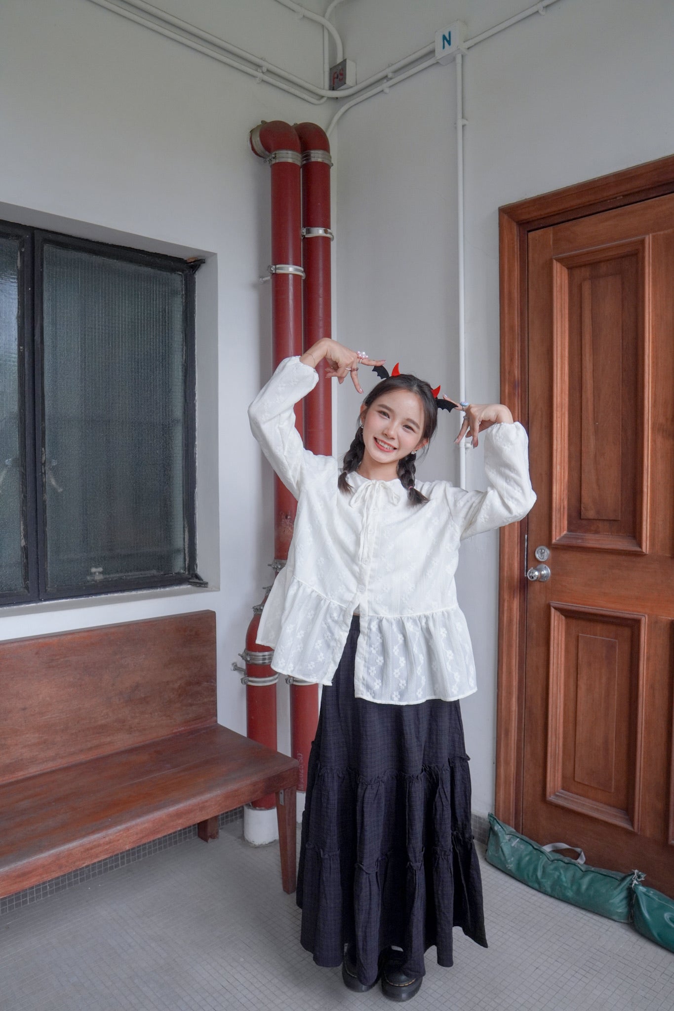 <預訂> 獨家款 泰國人手製作!  刺繡立體小花卉綁帶開胸泡泡袖上衣｜兩色入