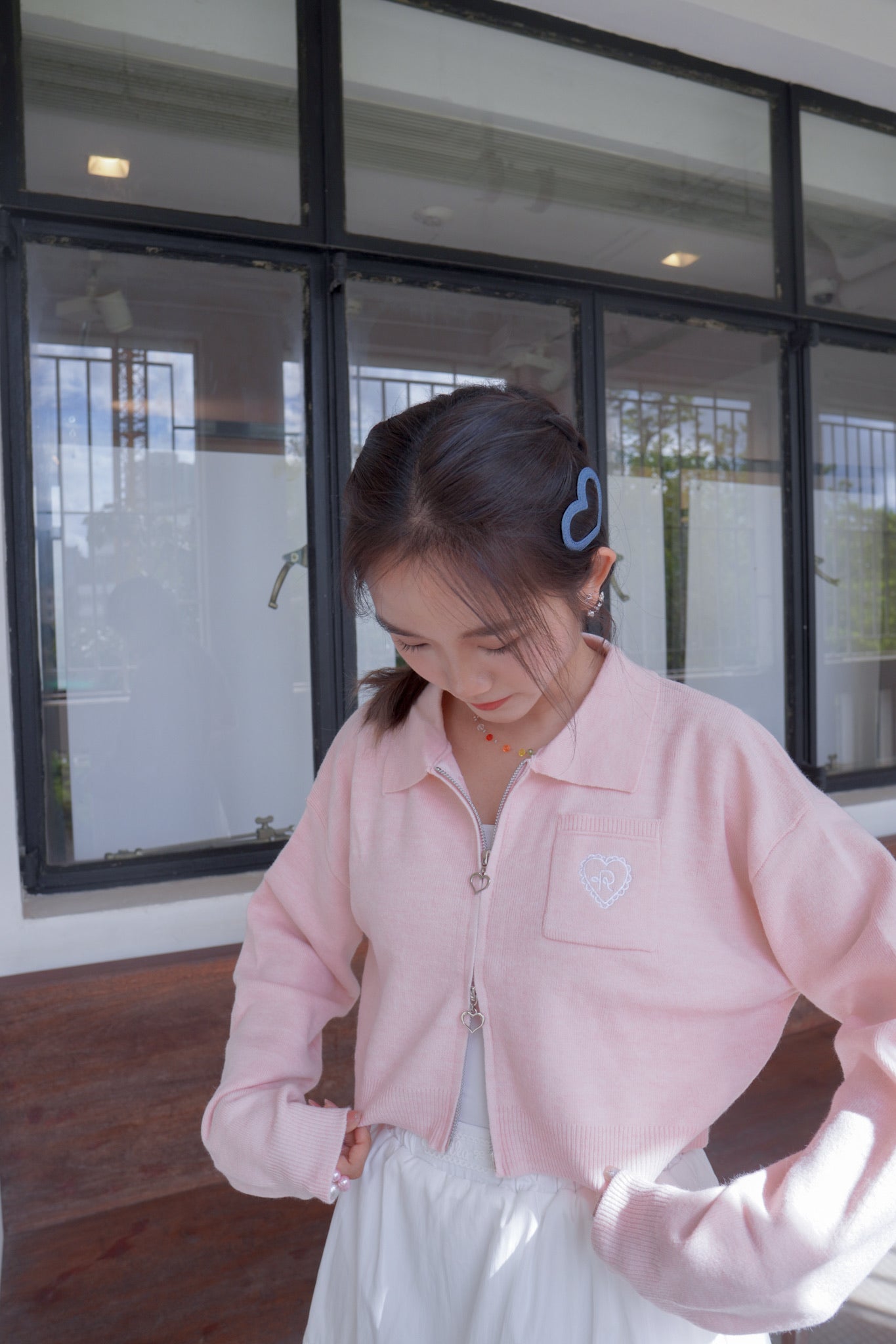 <現貨> 超可愛～馬卡龍愛心刺繡拉鍊口袋針織上衣｜淺粉