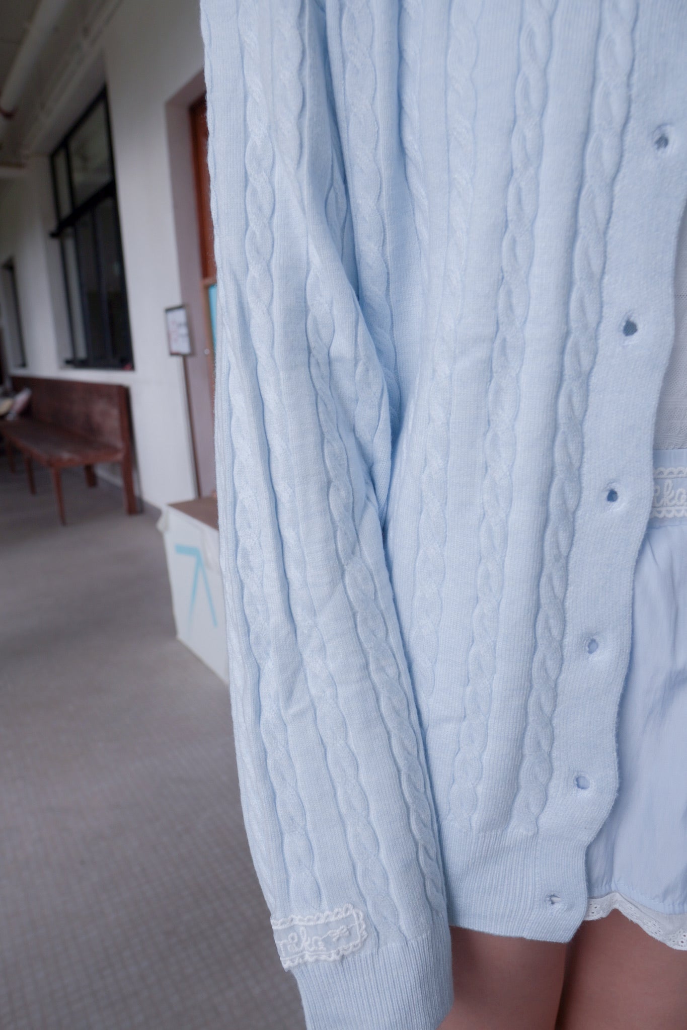 <現貨> 超可愛糖果色～棉花中長款花朵扣麻花開胸外套｜天藍