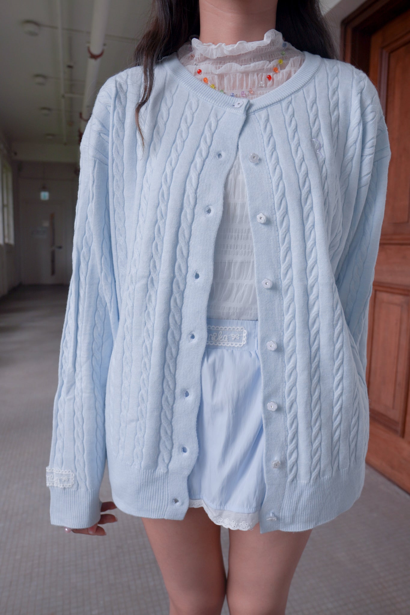 <現貨> 超可愛糖果色～棉花中長款花朵扣麻花開胸外套｜天藍