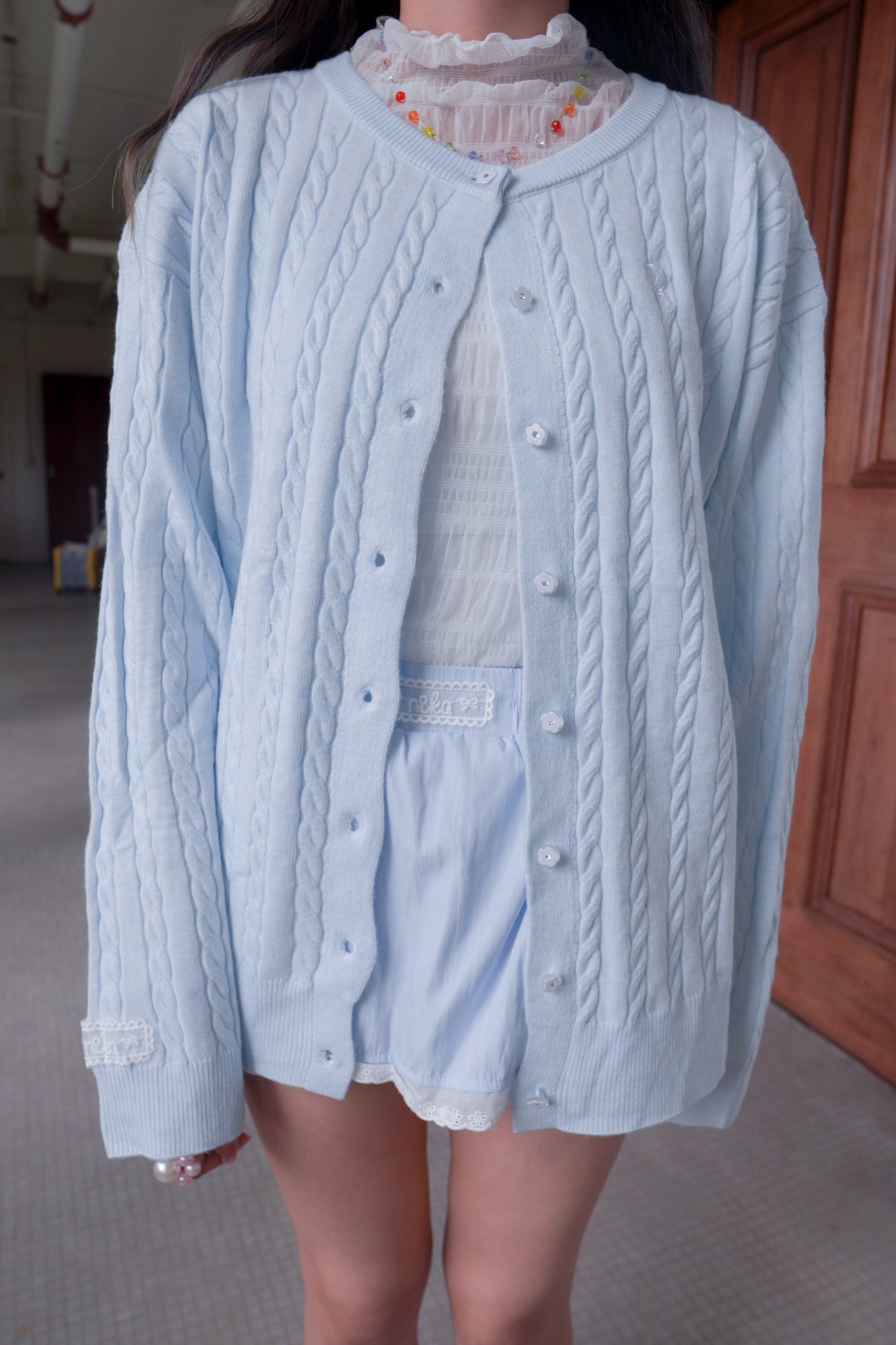 <現貨> 超可愛糖果色～棉花中長款花朵扣麻花開胸外套｜天藍