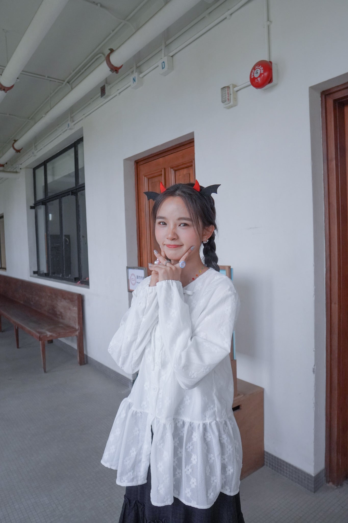 <預訂> 獨家款 泰國人手製作!  刺繡立體小花卉綁帶開胸泡泡袖上衣｜兩色入