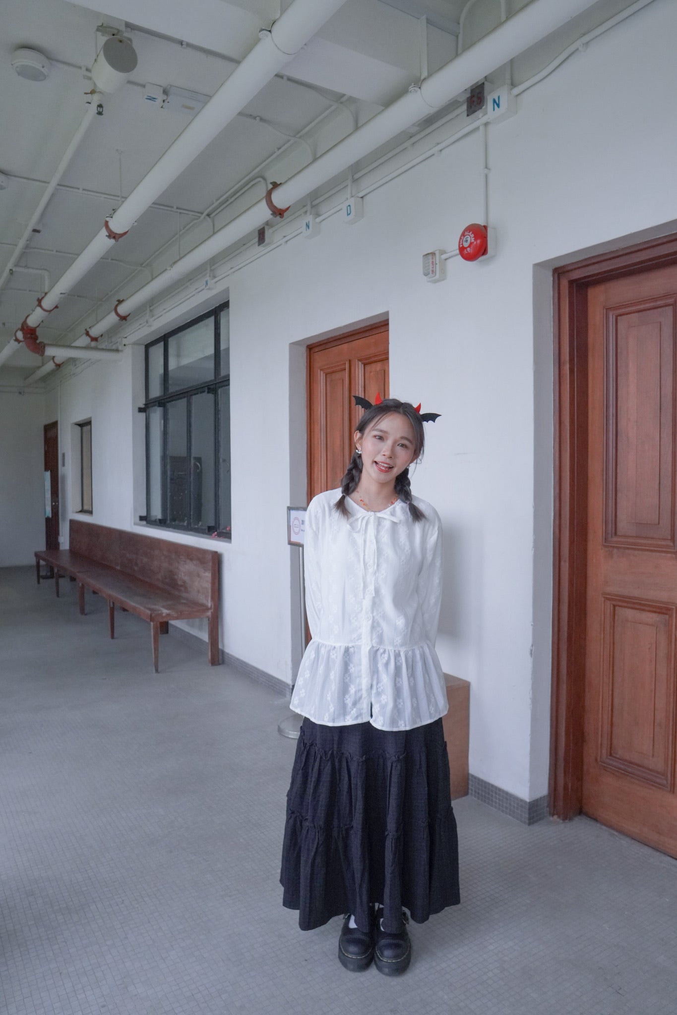 <預訂> 獨家款 泰國人手製作!  刺繡立體小花卉綁帶開胸泡泡袖上衣｜兩色入