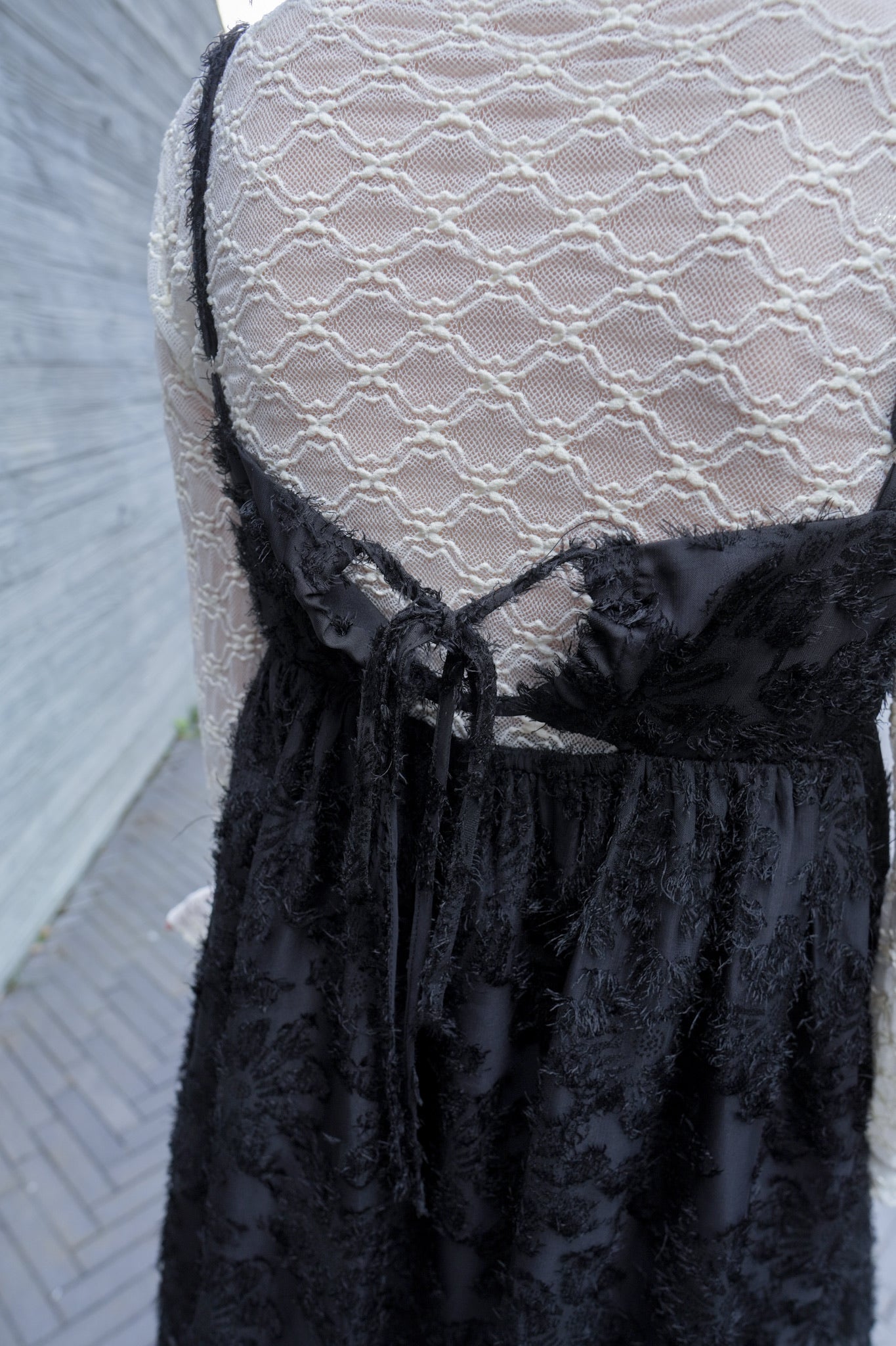 <現貨> 羽毛提花鏤空綁帶短連衣裙OPs｜兩色入