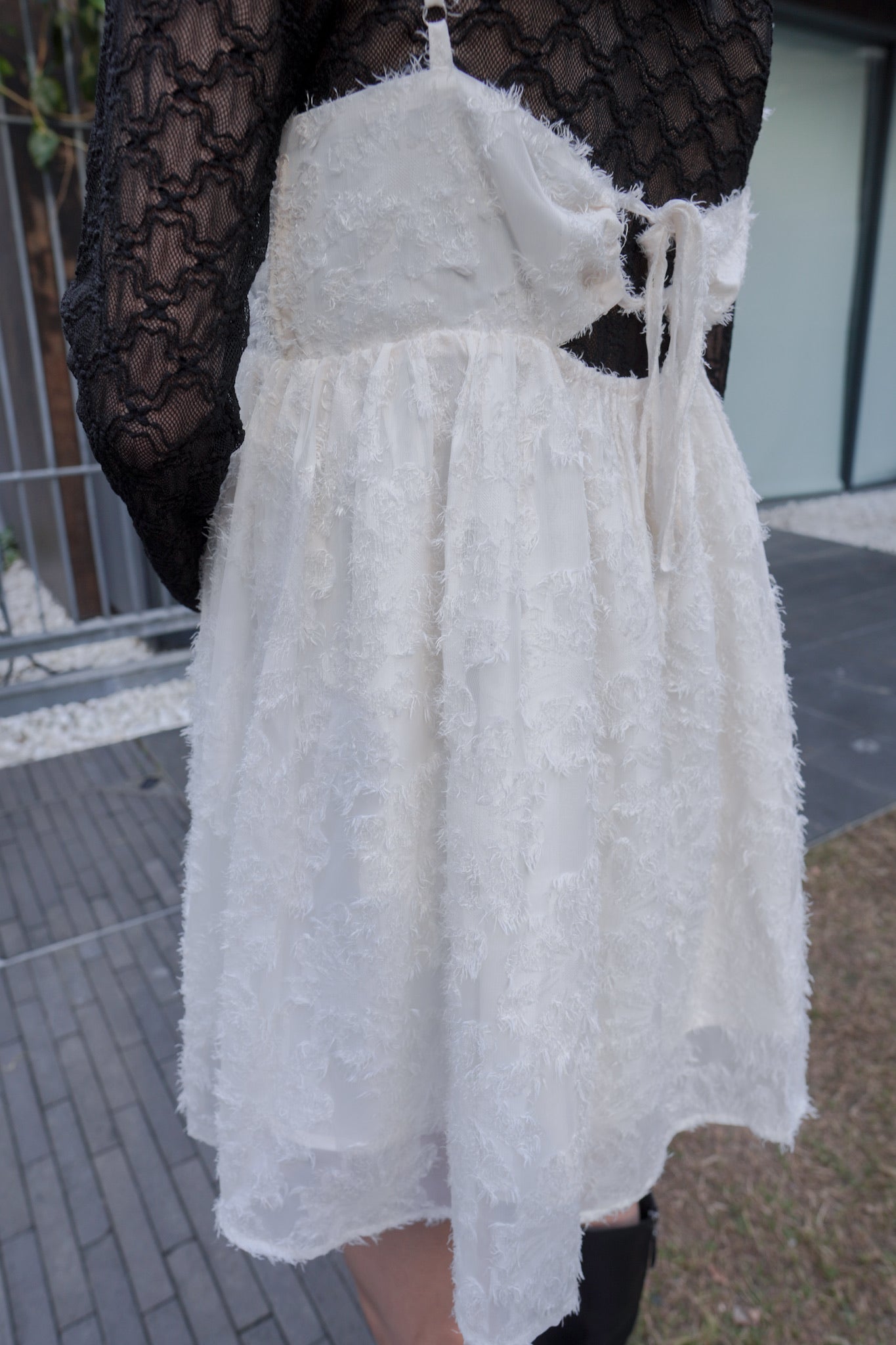 <現貨> 羽毛提花鏤空綁帶短連衣裙OPs｜兩色入