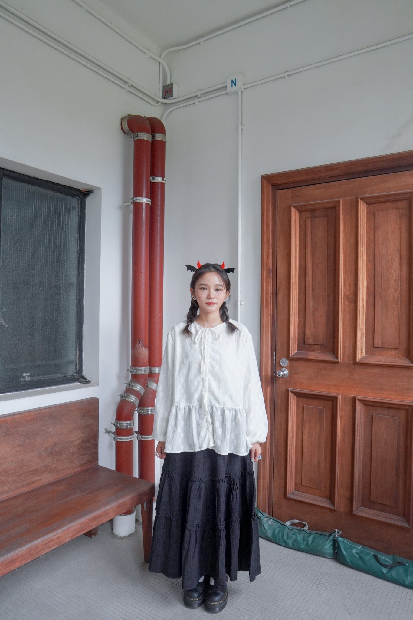 <預訂> 獨家款 泰國人手製作!  刺繡立體小花卉綁帶開胸泡泡袖上衣｜兩色入