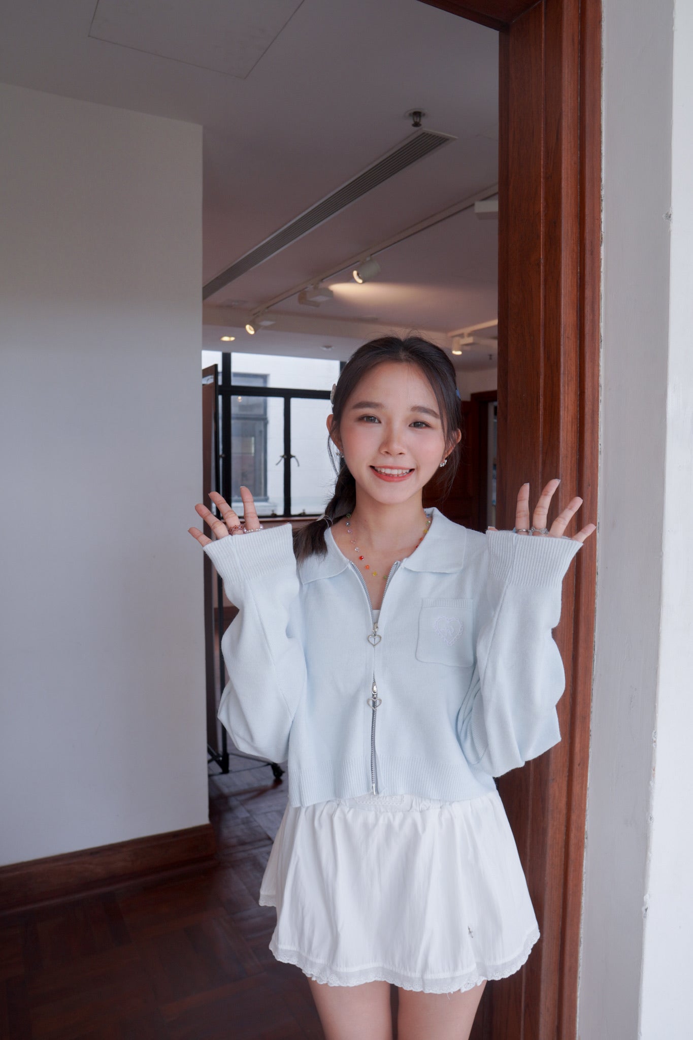 <預訂> 超可愛～馬卡龍愛心刺繡拉鍊口袋針織上衣｜天藍