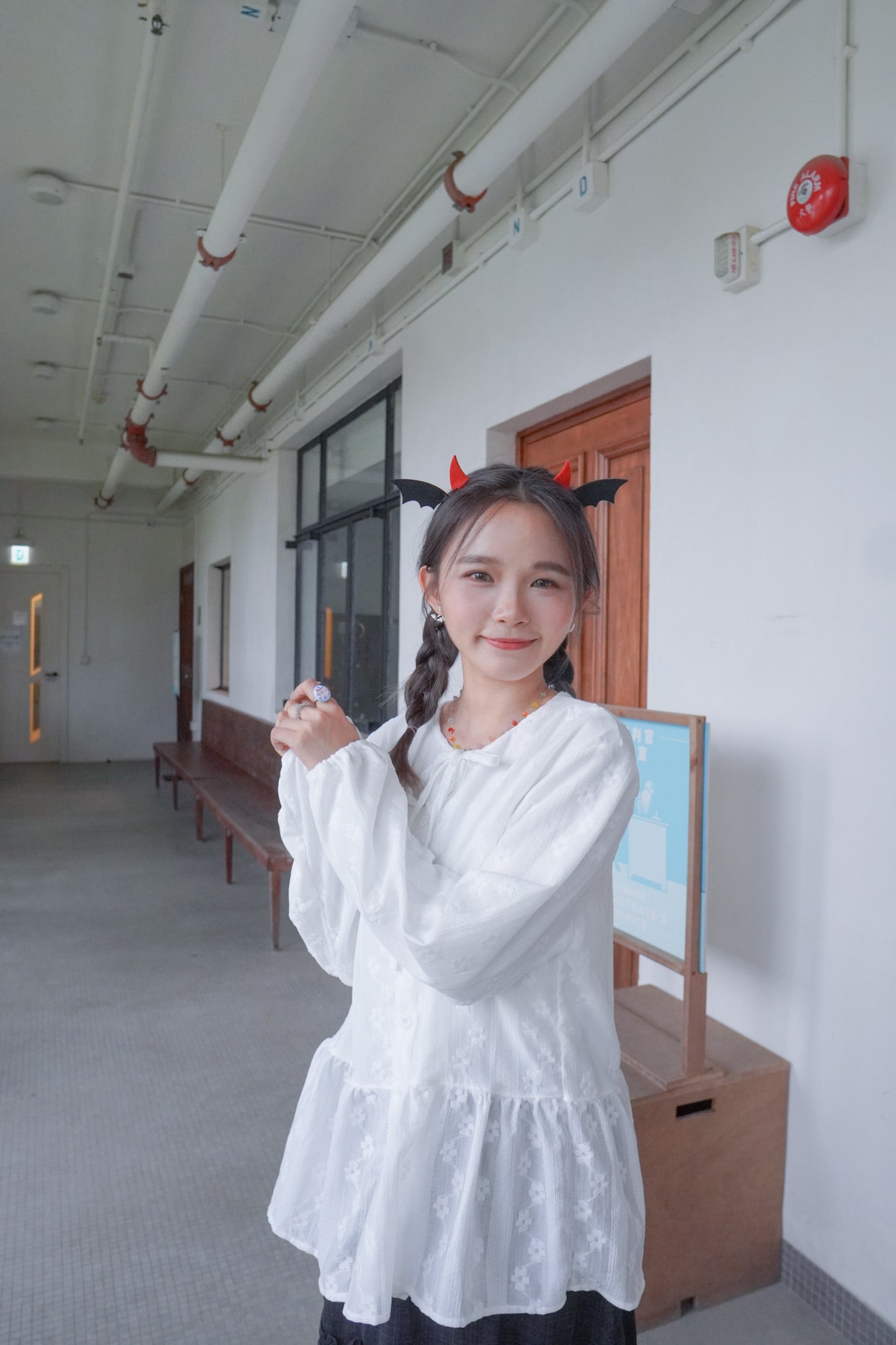 <預訂> 獨家款 泰國人手製作!  刺繡立體小花卉綁帶開胸泡泡袖上衣｜兩色入