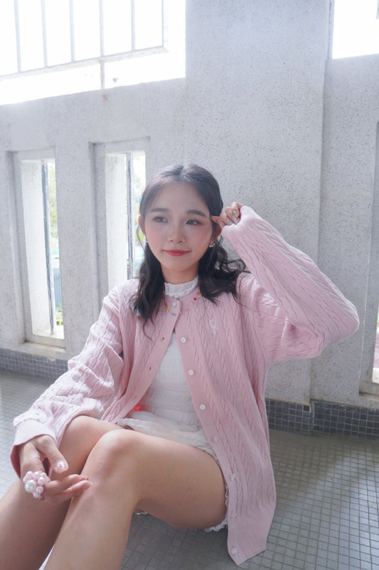 <現貨> 超可愛糖果色～棉花中長款花朵扣麻花開胸外套｜淺粉