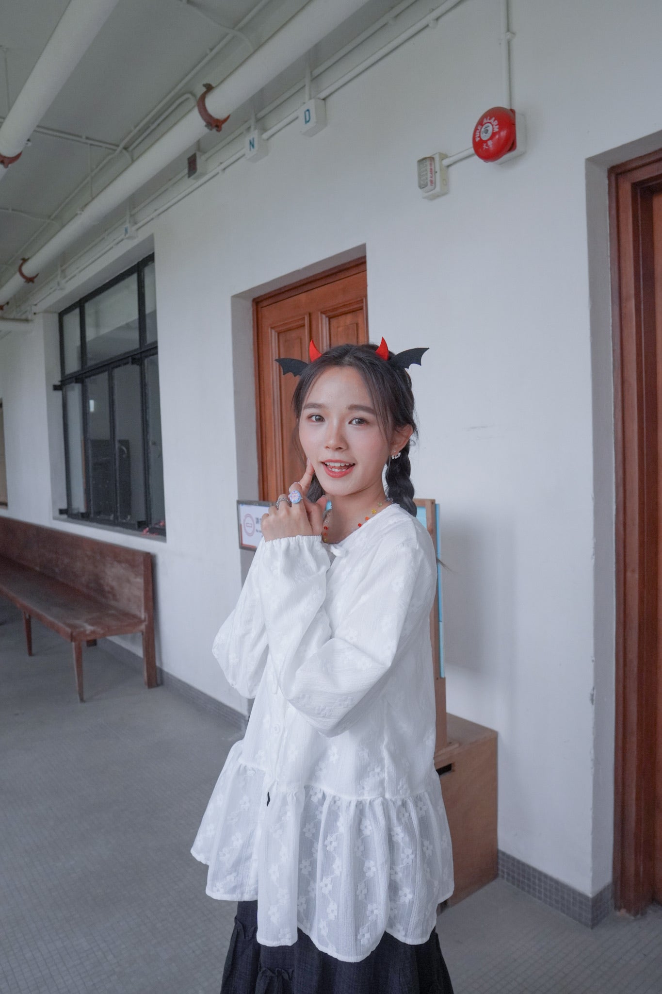 <預訂> 獨家款 泰國人手製作!  刺繡立體小花卉綁帶開胸泡泡袖上衣｜兩色入