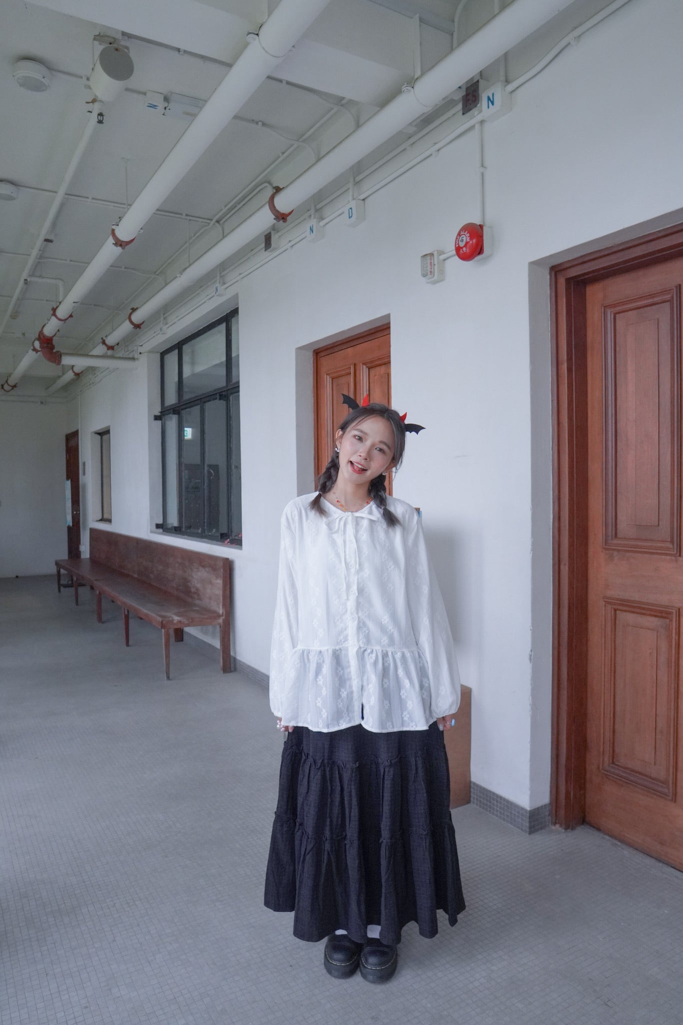 <預訂> 獨家款 泰國人手製作!  刺繡立體小花卉綁帶開胸泡泡袖上衣｜兩色入