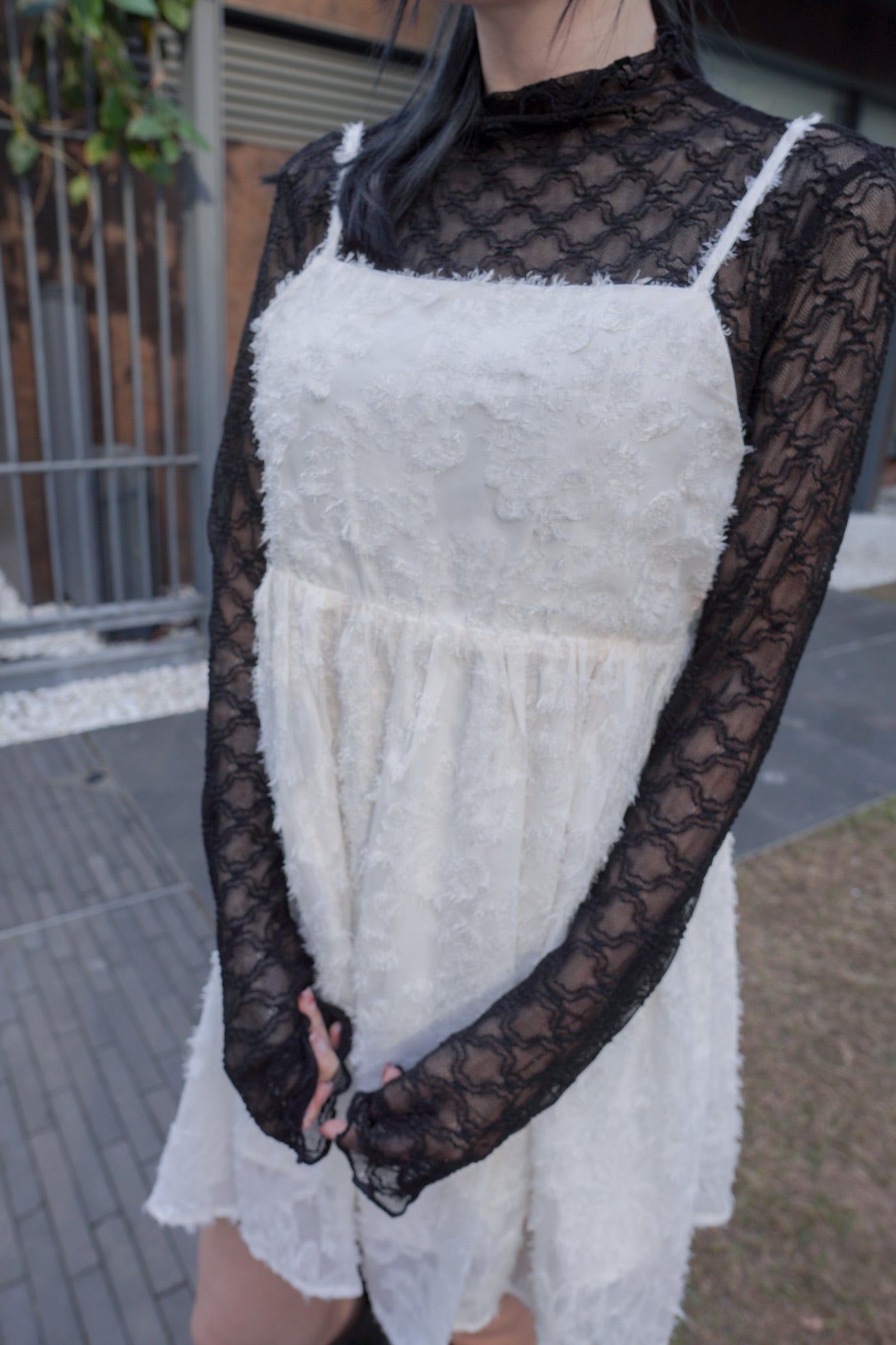 <現貨> 羽毛提花鏤空綁帶短連衣裙OPs｜兩色入