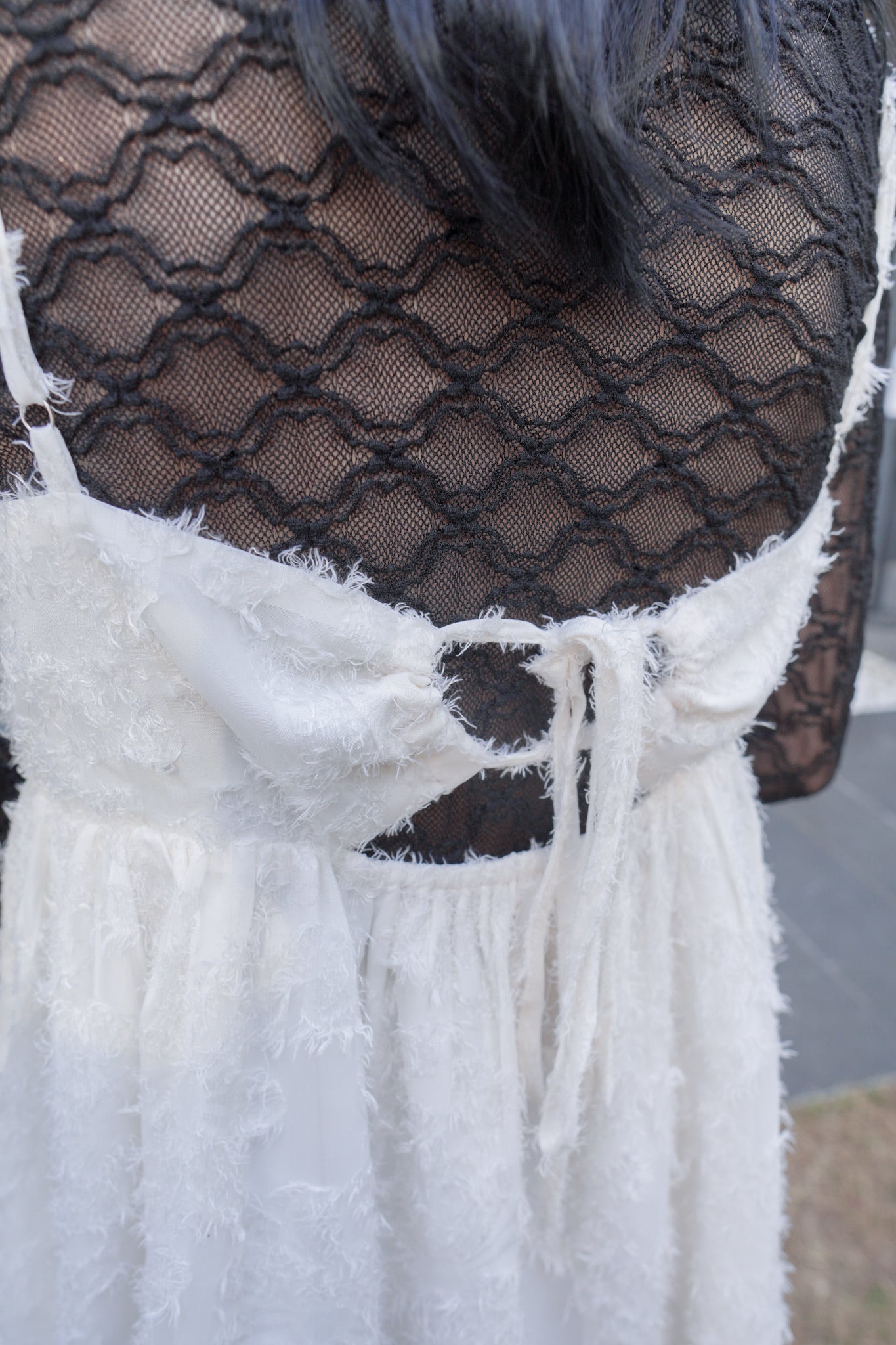 <現貨> 羽毛提花鏤空綁帶短連衣裙OPs｜兩色入