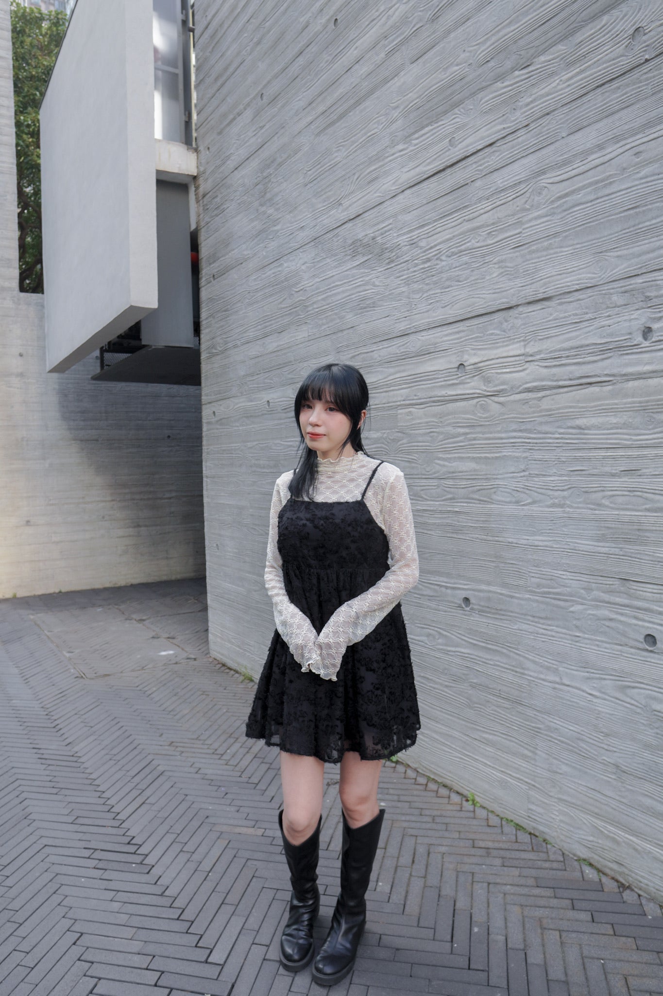 <現貨> 羽毛提花鏤空綁帶短連衣裙OPs｜兩色入