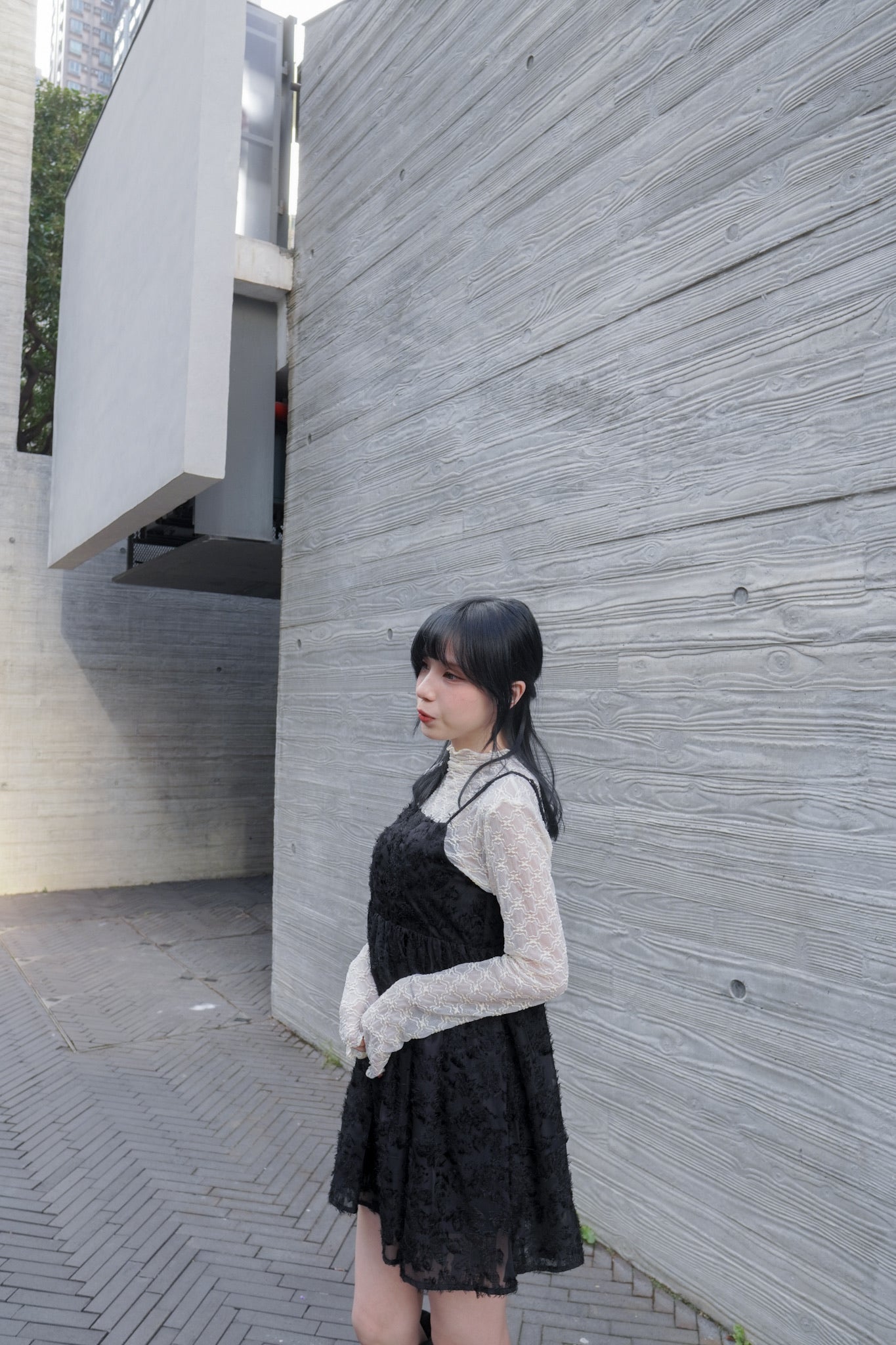 <現貨> 羽毛提花鏤空綁帶短連衣裙OPs｜兩色入