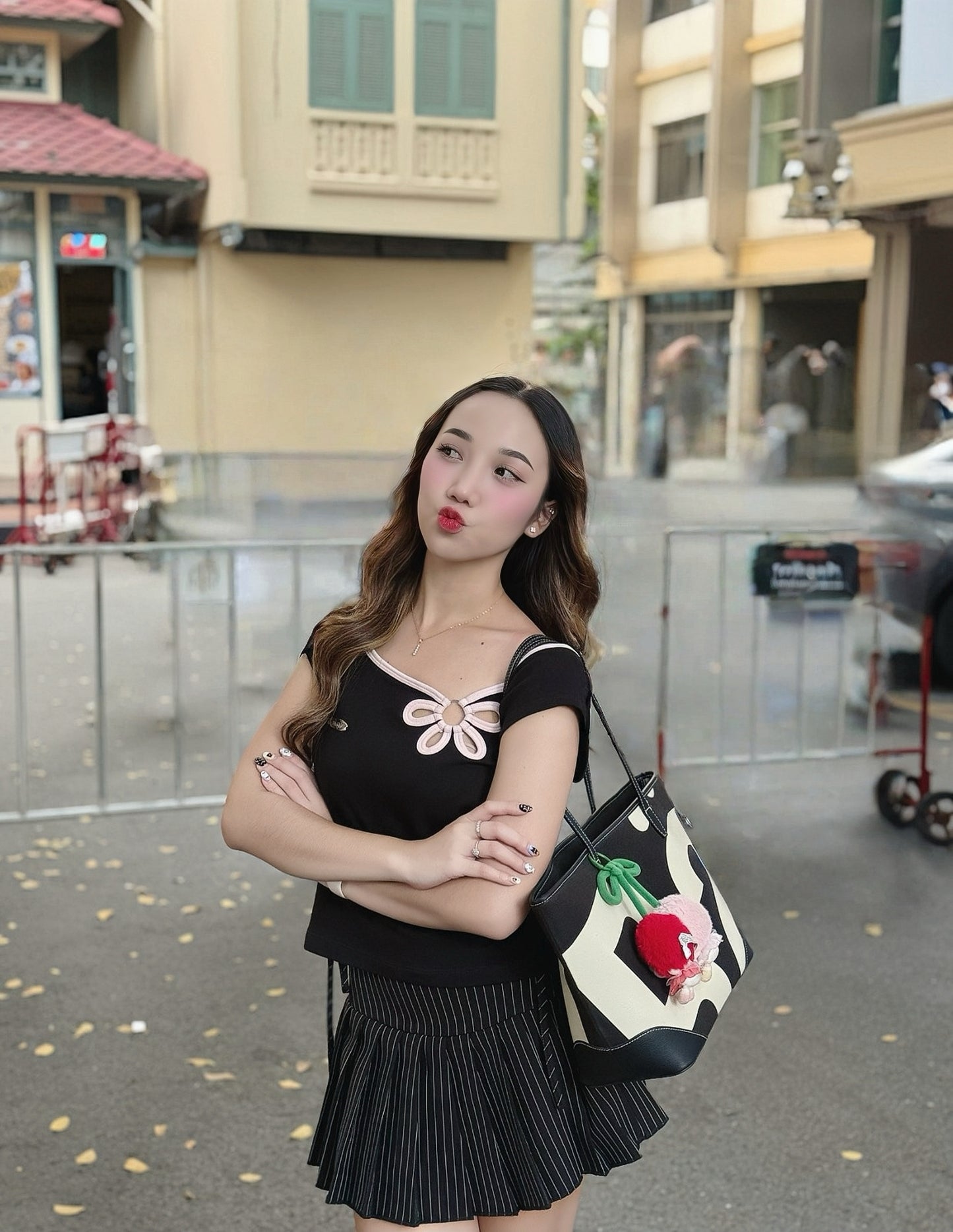 <預訂> 泰國人氣小眾品牌🇹🇭 3-Ways彈性花花短袖上衣 | 黑
