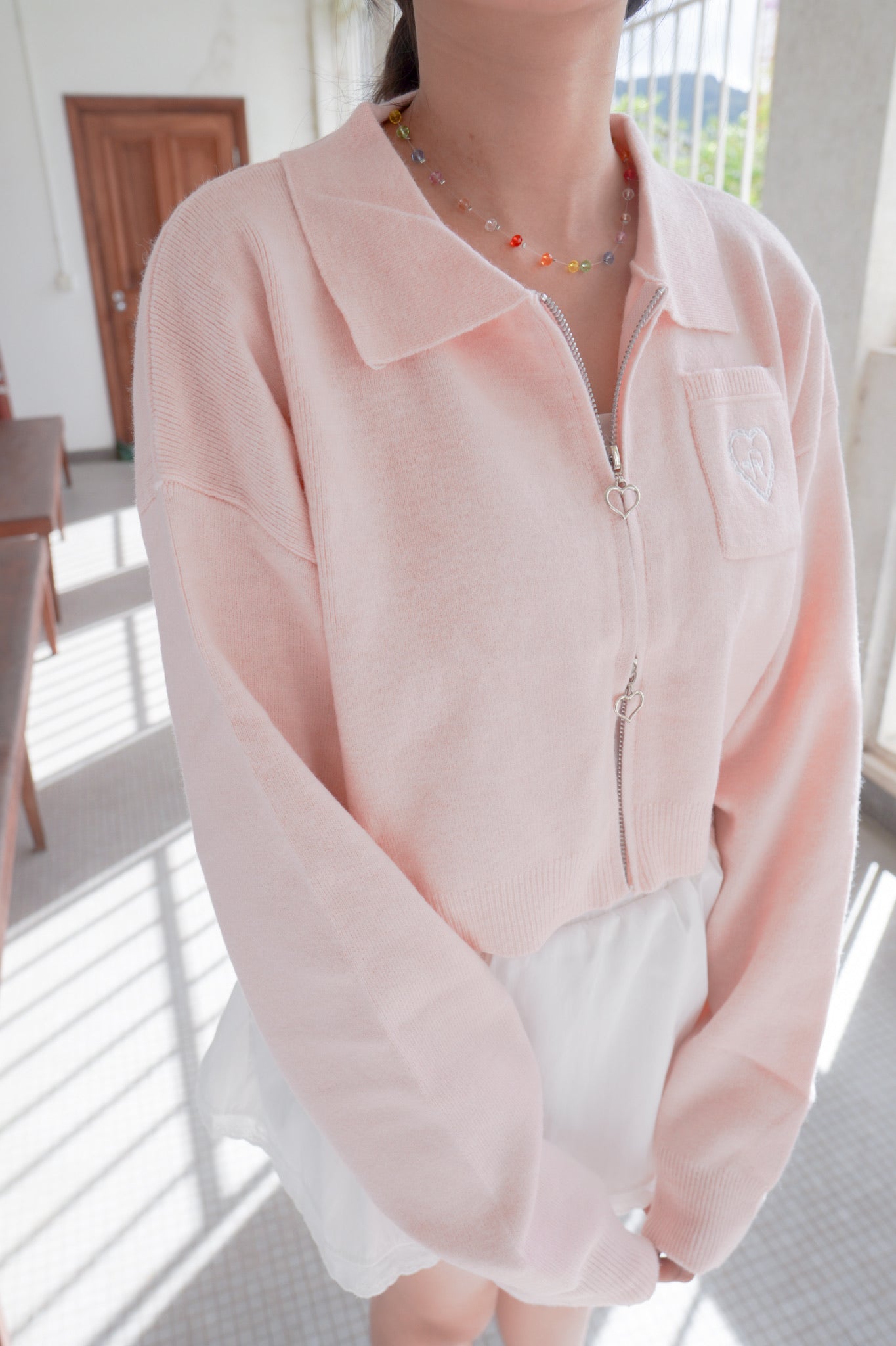 <現貨> 超可愛～馬卡龍愛心刺繡拉鍊口袋針織上衣｜淺粉