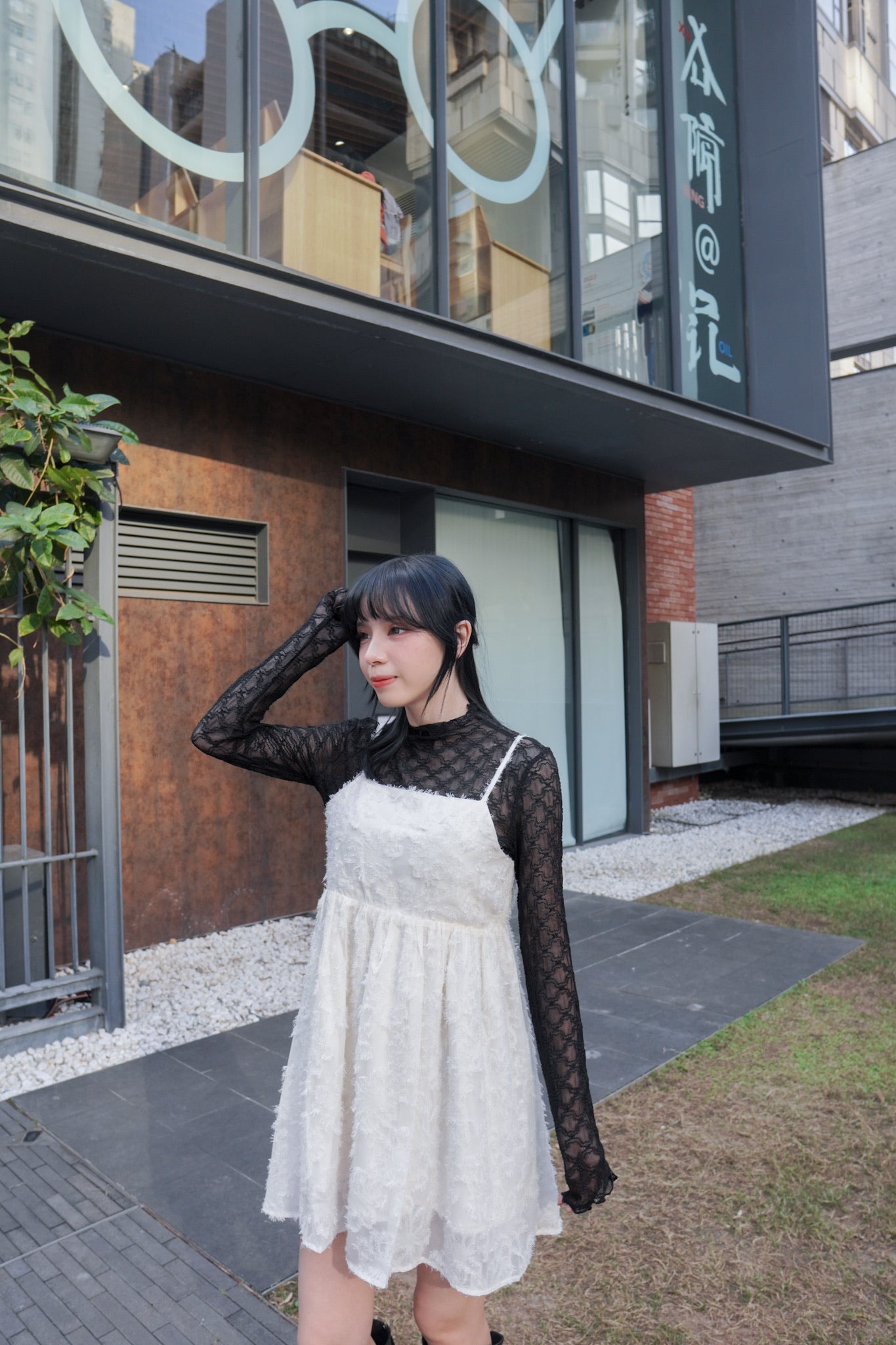 <現貨> 羽毛提花鏤空綁帶短連衣裙OPs｜兩色入