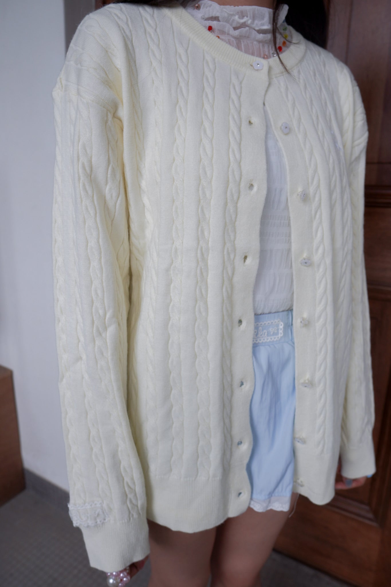 <現貨> 超可愛糖果色～棉花中長款花朵扣麻花開胸外套｜淺黃