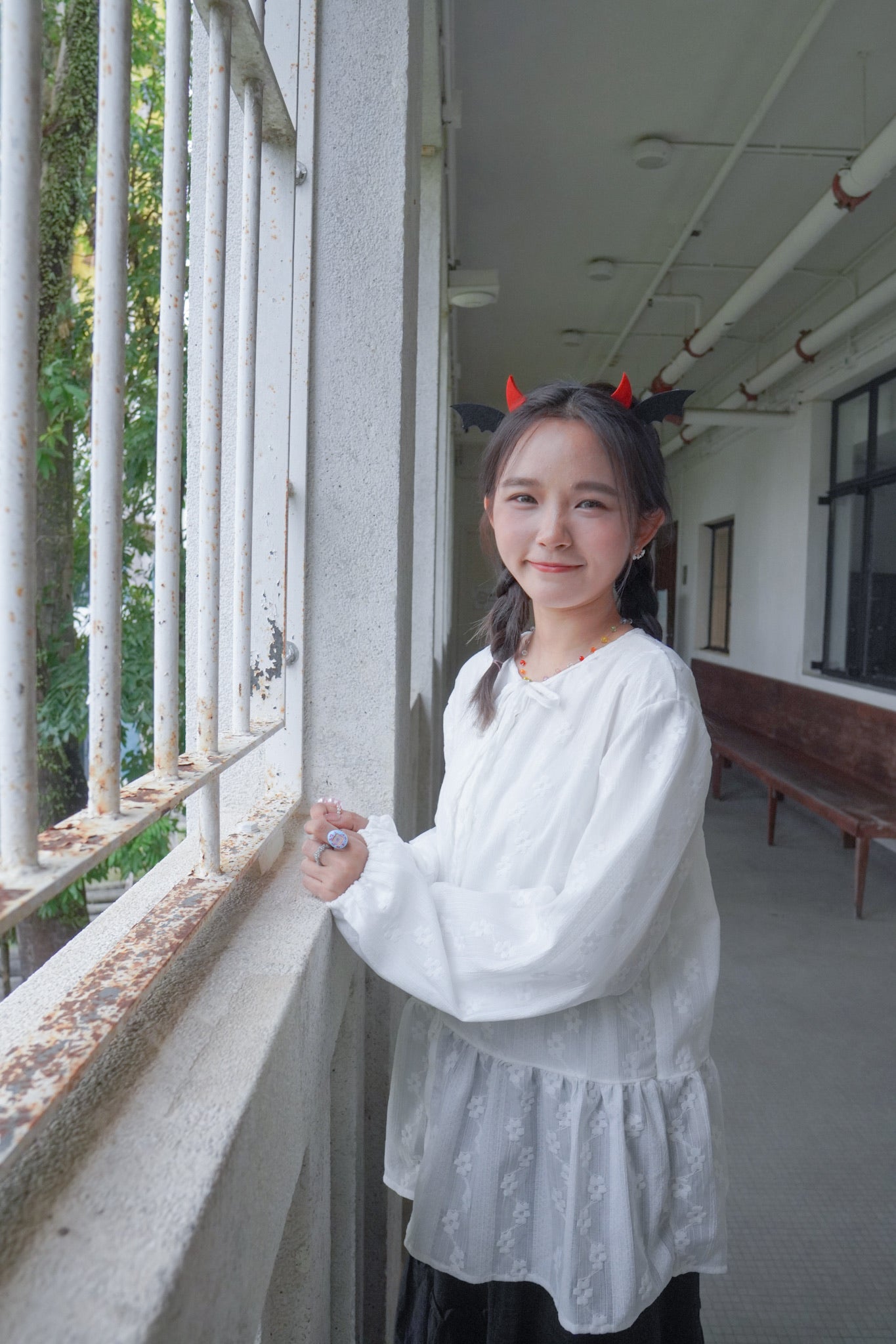 <預訂> 獨家款 泰國人手製作!  刺繡立體小花卉綁帶開胸泡泡袖上衣｜兩色入