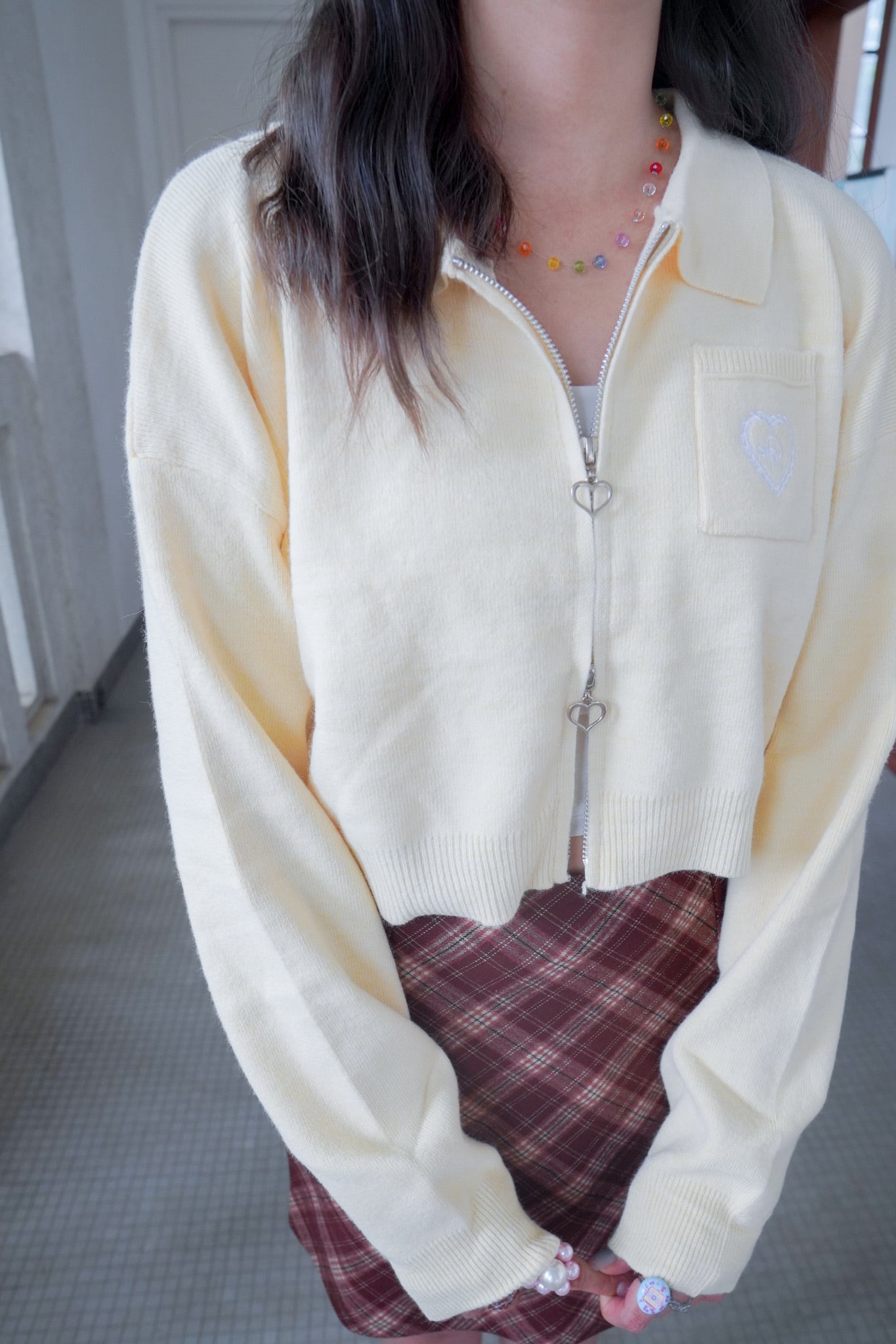 <預訂> 超可愛～馬卡龍愛心刺繡拉鍊口袋針織上衣｜米黃