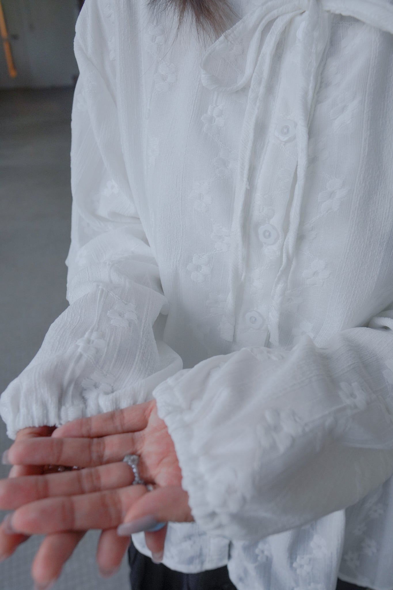 <預訂> 獨家款 泰國人手製作!  刺繡立體小花卉綁帶開胸泡泡袖上衣｜兩色入