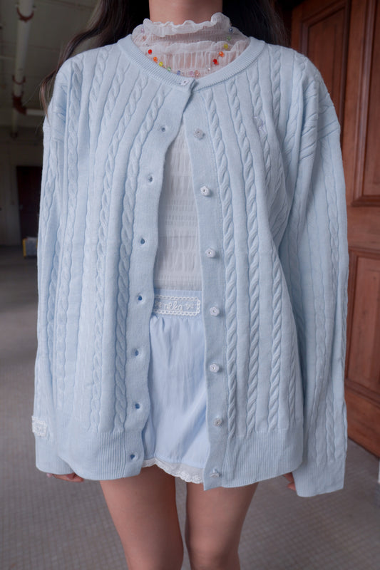 <現貨> 超可愛糖果色～棉花中長款花朵扣麻花開胸外套｜天藍