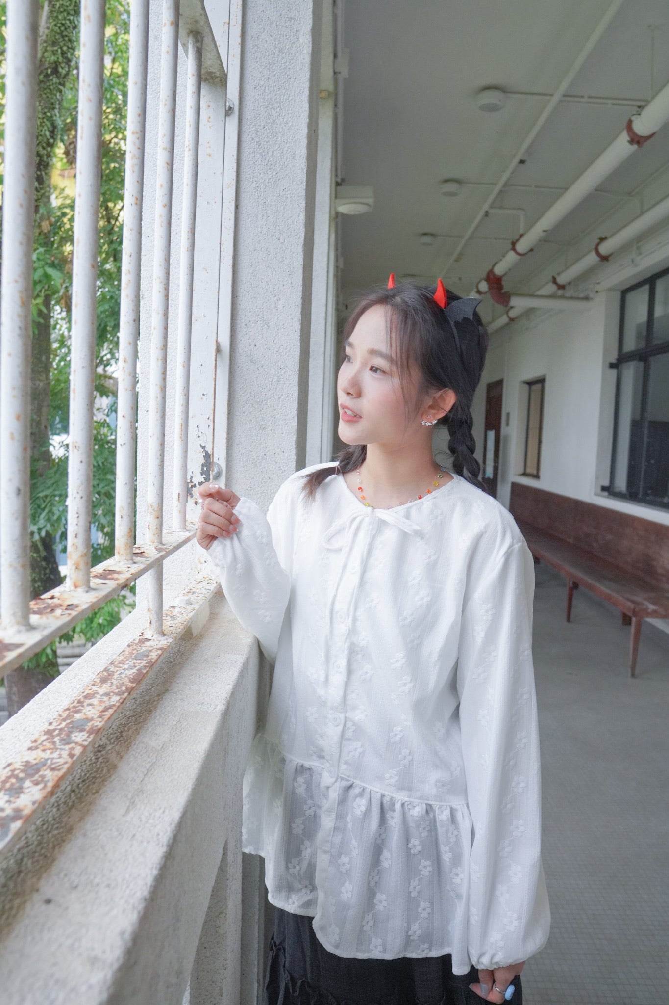 <預訂> 獨家款 泰國人手製作!  刺繡立體小花卉綁帶開胸泡泡袖上衣｜兩色入