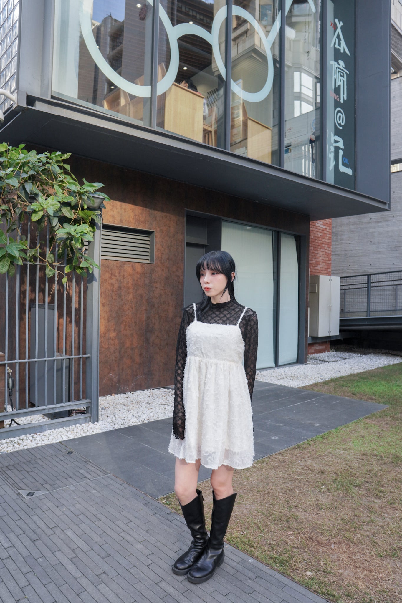 <現貨> 羽毛提花鏤空綁帶短連衣裙OPs｜兩色入