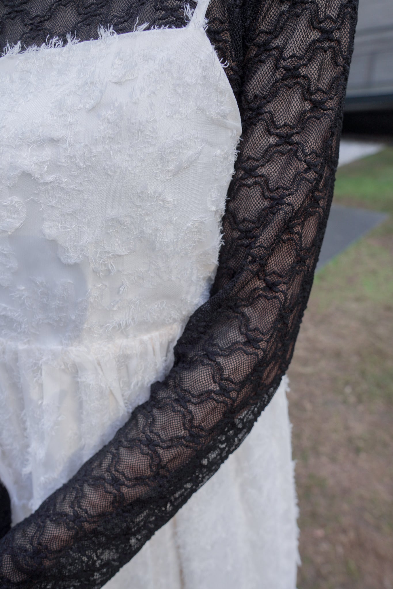 <現貨> 羽毛提花鏤空綁帶短連衣裙OPs｜兩色入