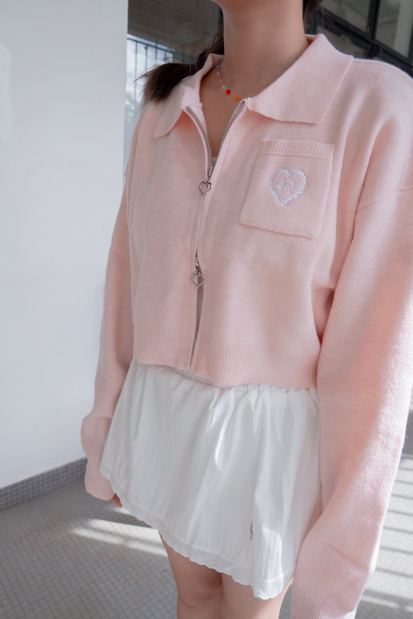 <現貨> 超可愛～馬卡龍愛心刺繡拉鍊口袋針織上衣｜淺粉